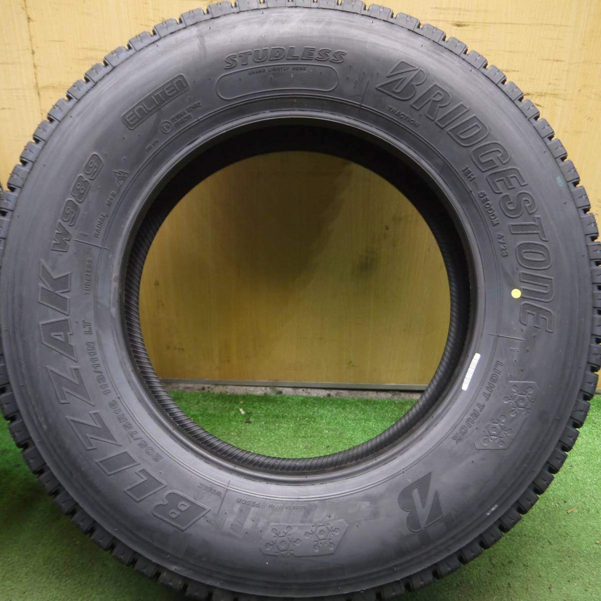未使用！23年★小型 トラック バン タイヤ 205/75R16 113/111N スタッドレス ブリヂストン ブリザック W989★4020210Hスタ