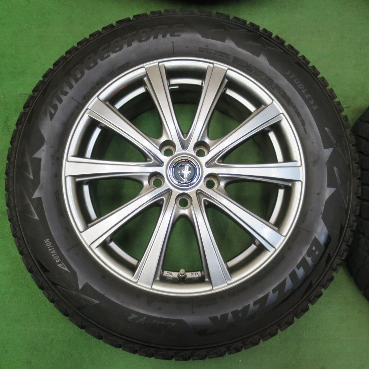 [送料無料] バリ溝！キレイ！9分★スタッドレス 225/65R17 ブリヂストン ブリザック DM-V2 Claire クレール 17インチ PCD114.3/5H★5011609イス