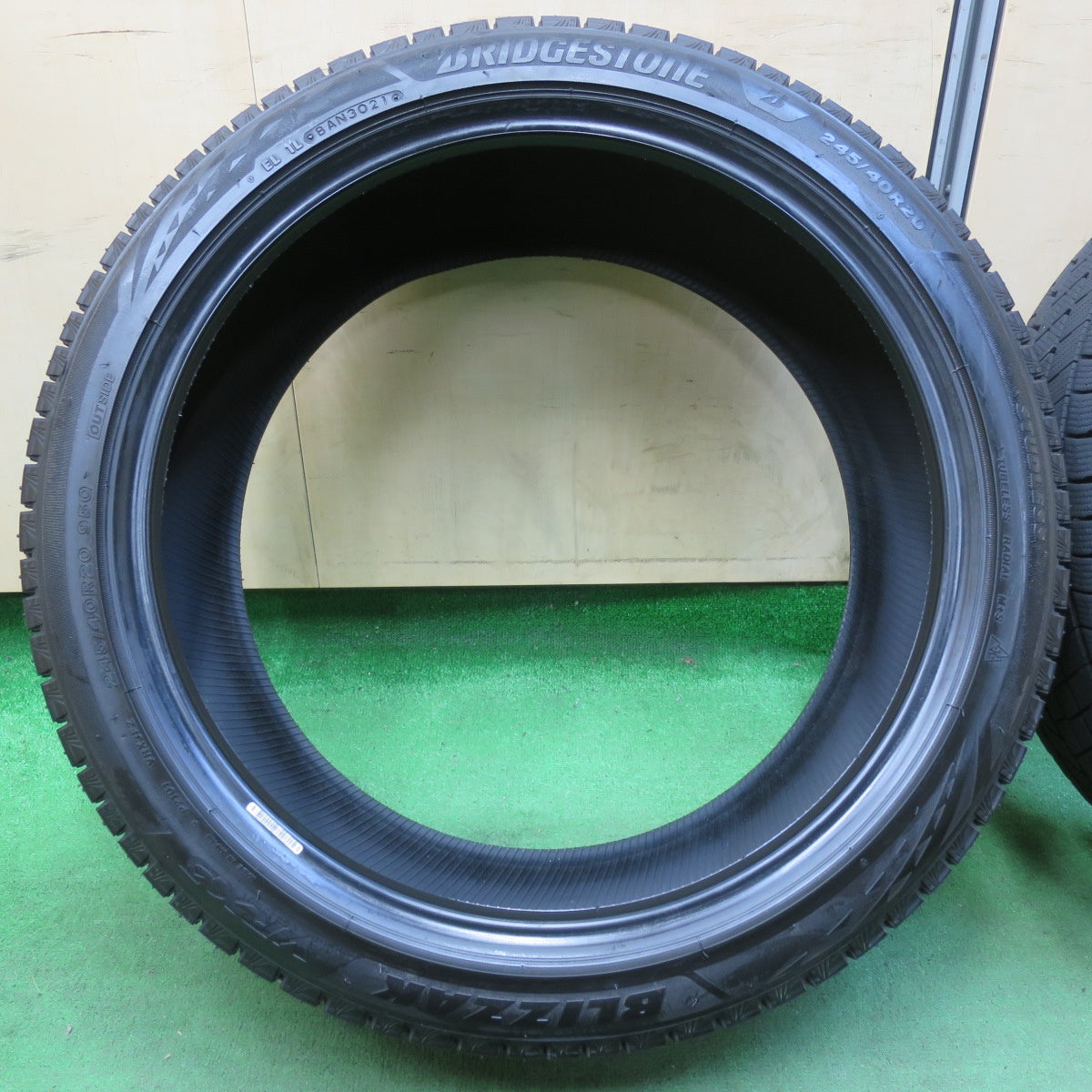 [送料無料] バリ溝！21年！9.5分以上★スタッドレス 245/40R20 ブリヂストン ブリザック VRX3 タイヤ 20インチ アルファード フーガ レクサス等★4112104イスタ