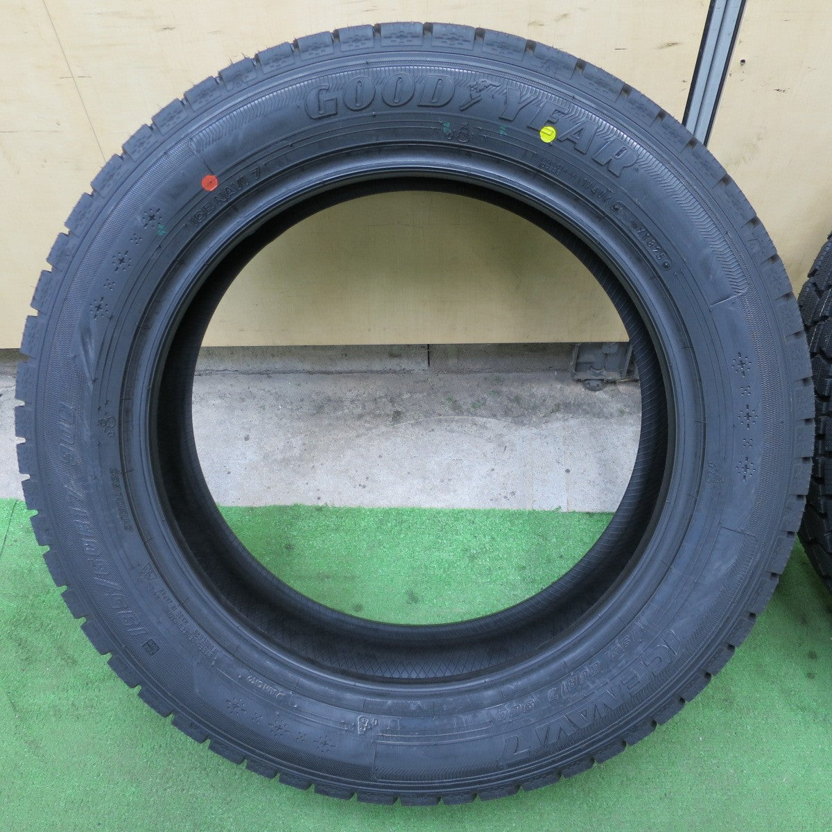 未使用！25年★スタッドレス 195/60R17 グッドイヤー アイスナビ7 タイヤ 17インチ ライズ ロッキー 60系 プリウス 等★6031304NGスタ