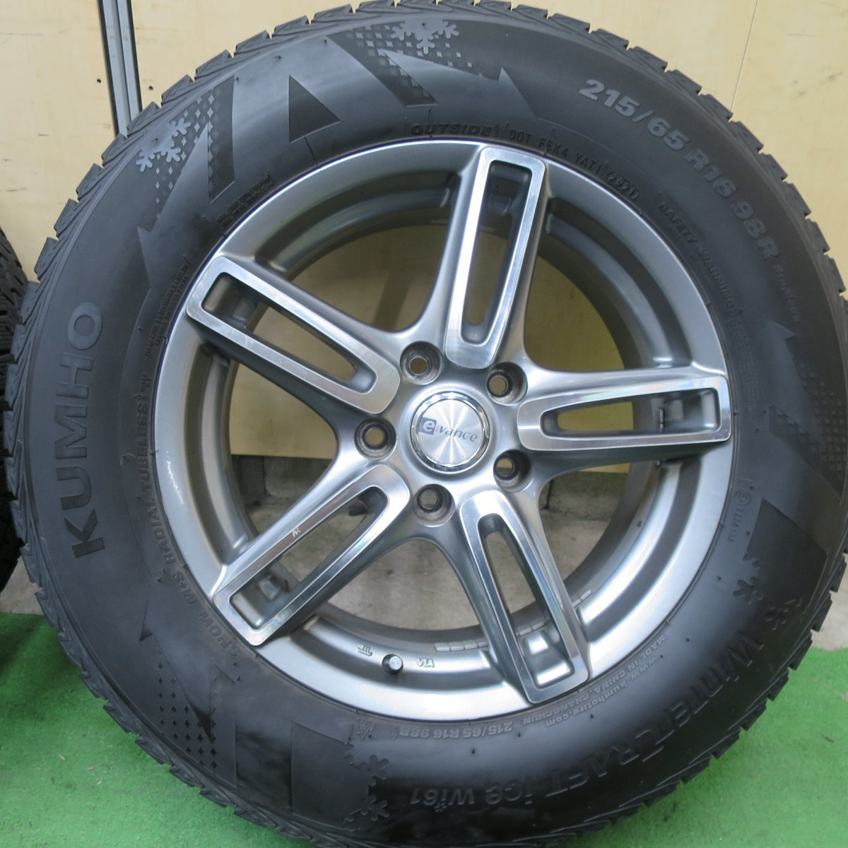 バリ溝！21年！9.5分★スタッドレス 215/65R16 クムホ ウインター クラフト アイス Wi61 e:vance エヴァンス 16インチ PCD114.3/5H★5052002TTス