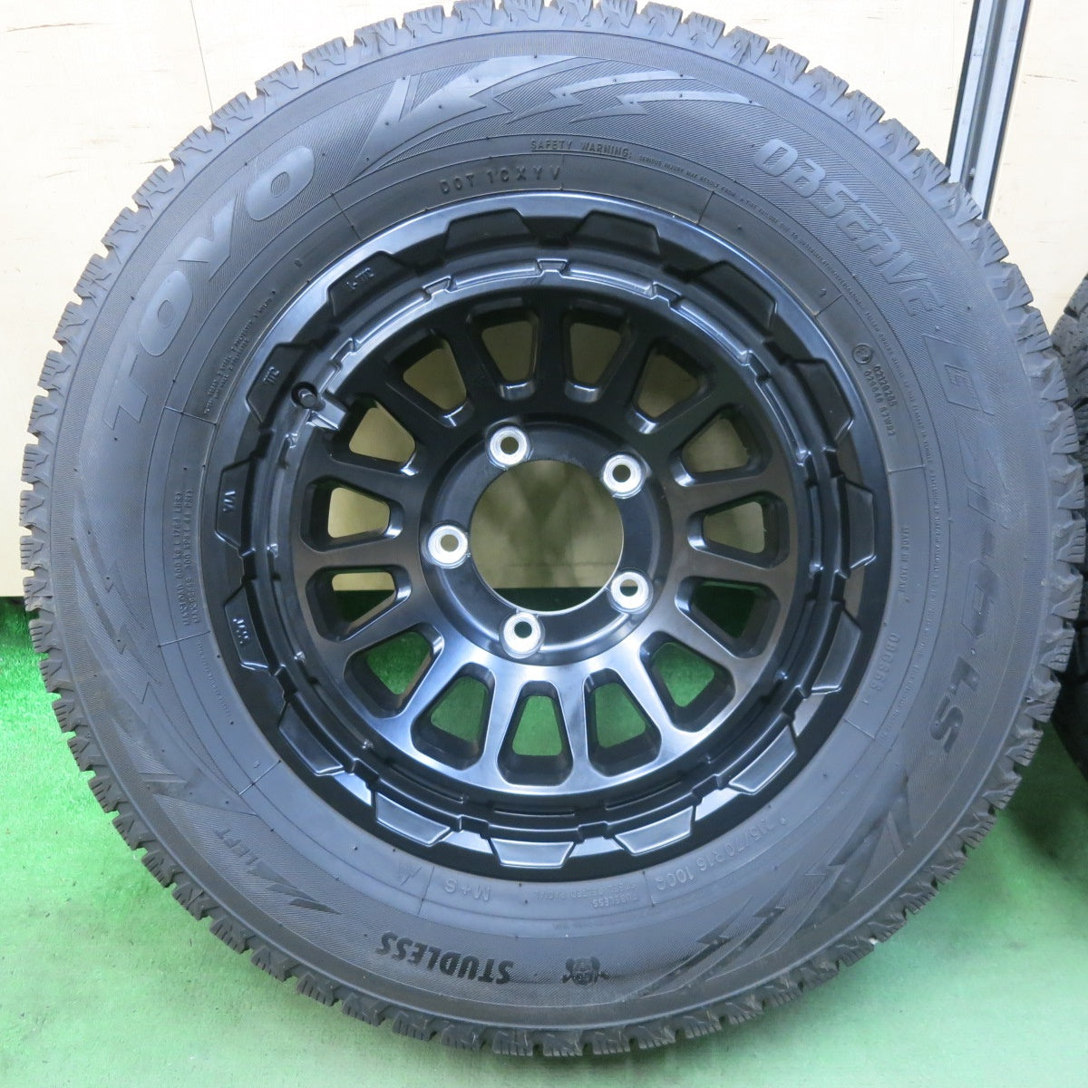 バリ溝！23年！キレイ！9.5分★ジムニー 等 215/70R16 スタッドレス トーヨー オブザーブ GSi-6 LS BARKLEY HARDROCK RIZARD 16インチ PCD139.7/5H★5102503SKス