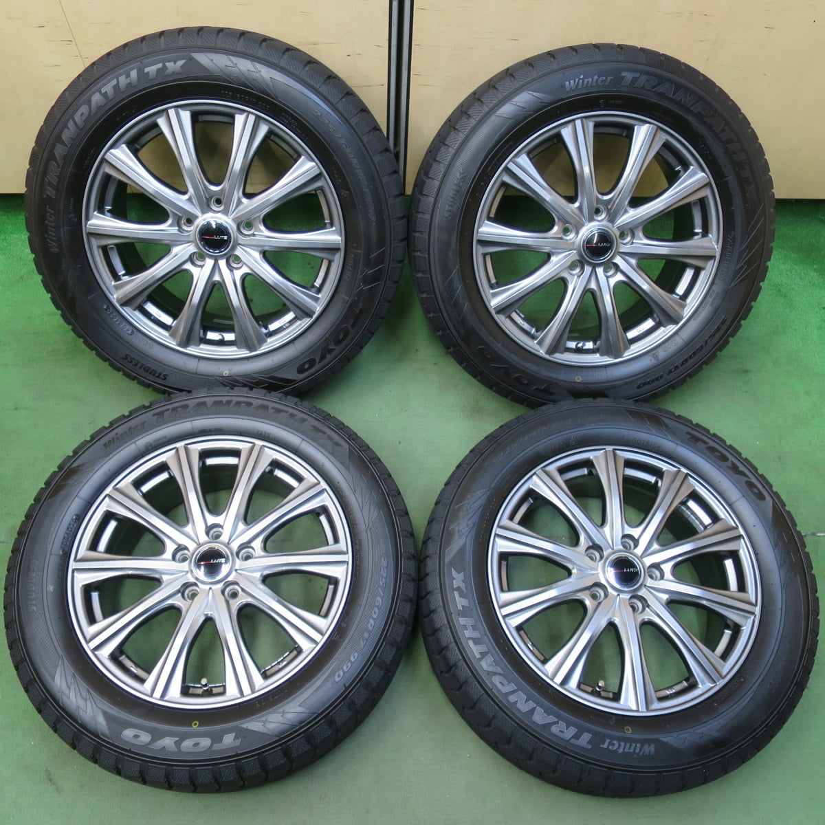 バリ溝！キレイ！9.5分★スタッドレス 225/60R17 トーヨー ウインター トランパス TX LUTZ 社外 アルミ 17インチ PCD114.3/5H★5112413イス