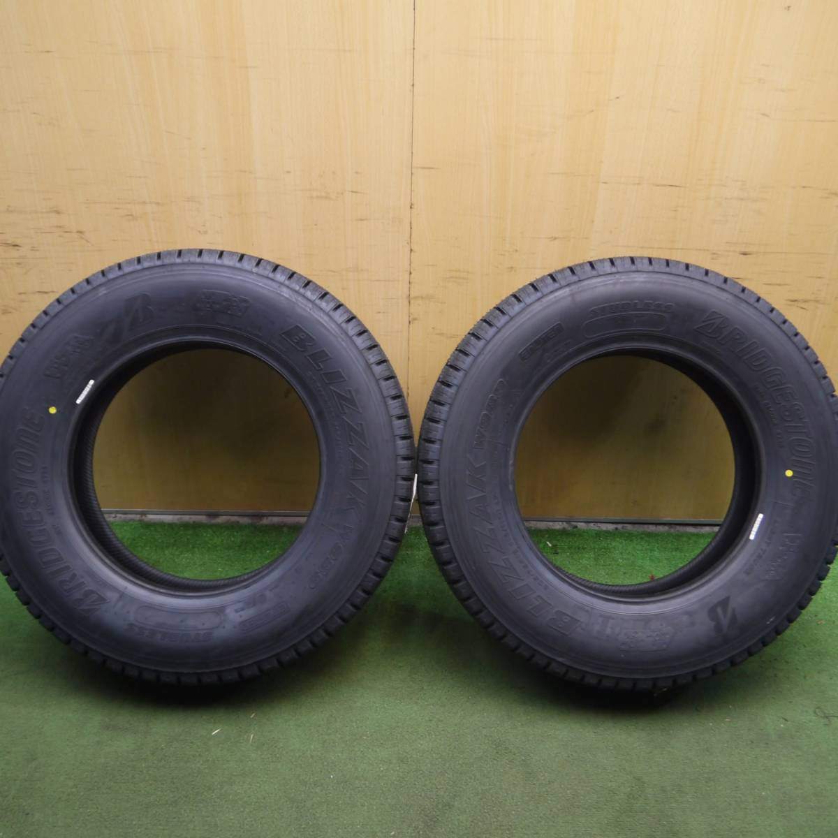未使用！23年★小型 トラック バン タイヤ 205/75R16 113/111N スタッドレス ブリヂストン ブリザック W989★4020210Hスタ