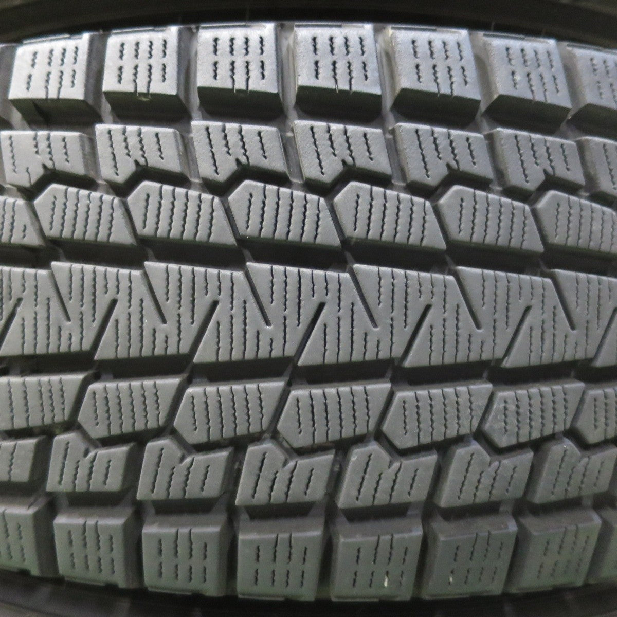 バリ溝！23年！キレイ！9.5分★スタッドレス 215/70R16 ヨコハマ アイスガード G075 REVERLINE リバーライン 16インチ PCD114.3/5H★5022707イス