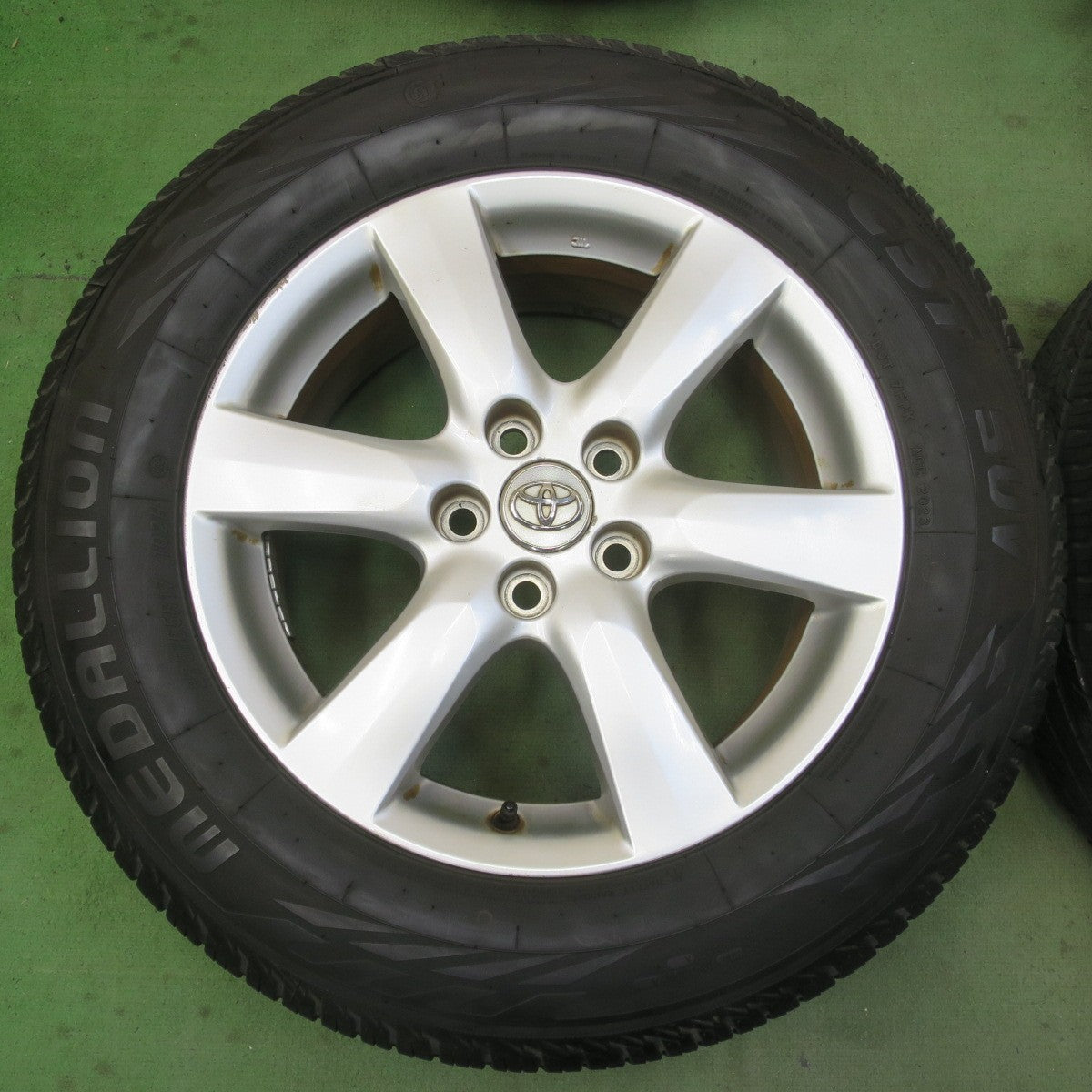 バリ溝！24年！9.5分以上★トヨタ ヴァンガード 純正 225/65R17 メダリオン CST SUV 17インチ PCD114.3/5H★6041102イノ