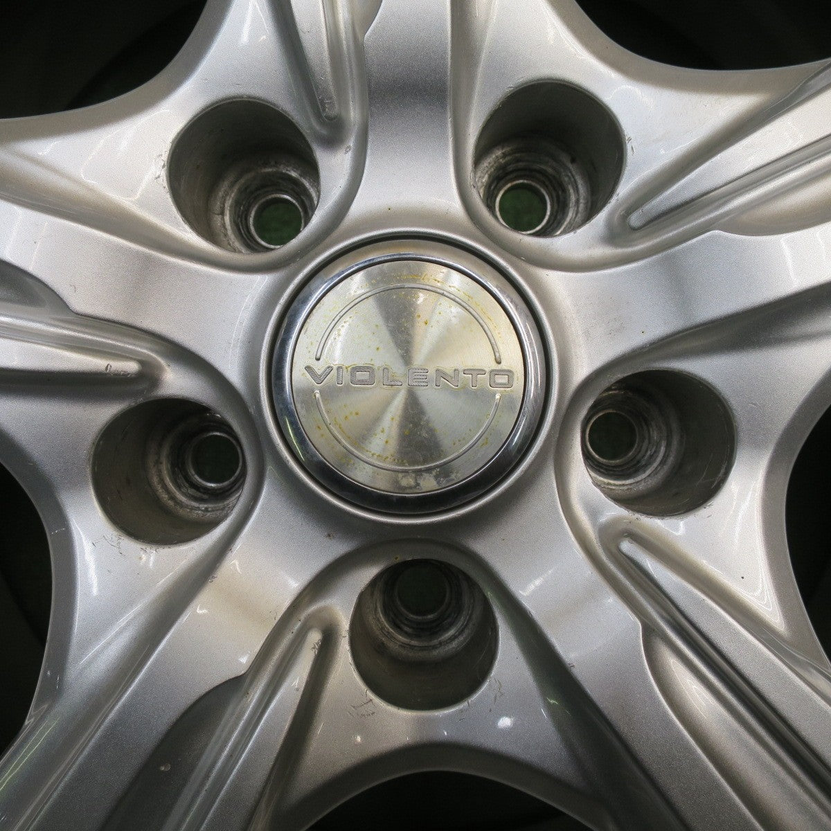 バリ溝！9.5分★スタッドレス 215/60R16 ダンロップ ウインターマックス WM02 VIOLENTO ヴィオレント 16インチ PCD114.3/5H★6021003NJス