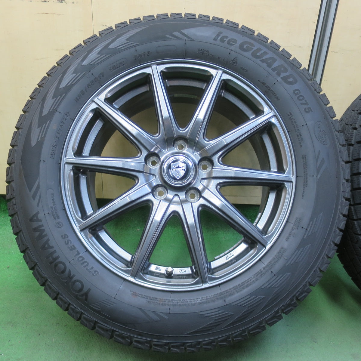 バリ溝！23年！キレイ！ほぼ10分★スタッドレス 225/65R17 ヨコハマ アイスガード G075 ESTROSA エステローザ 17インチ PCD114.3/5H★6040801イス