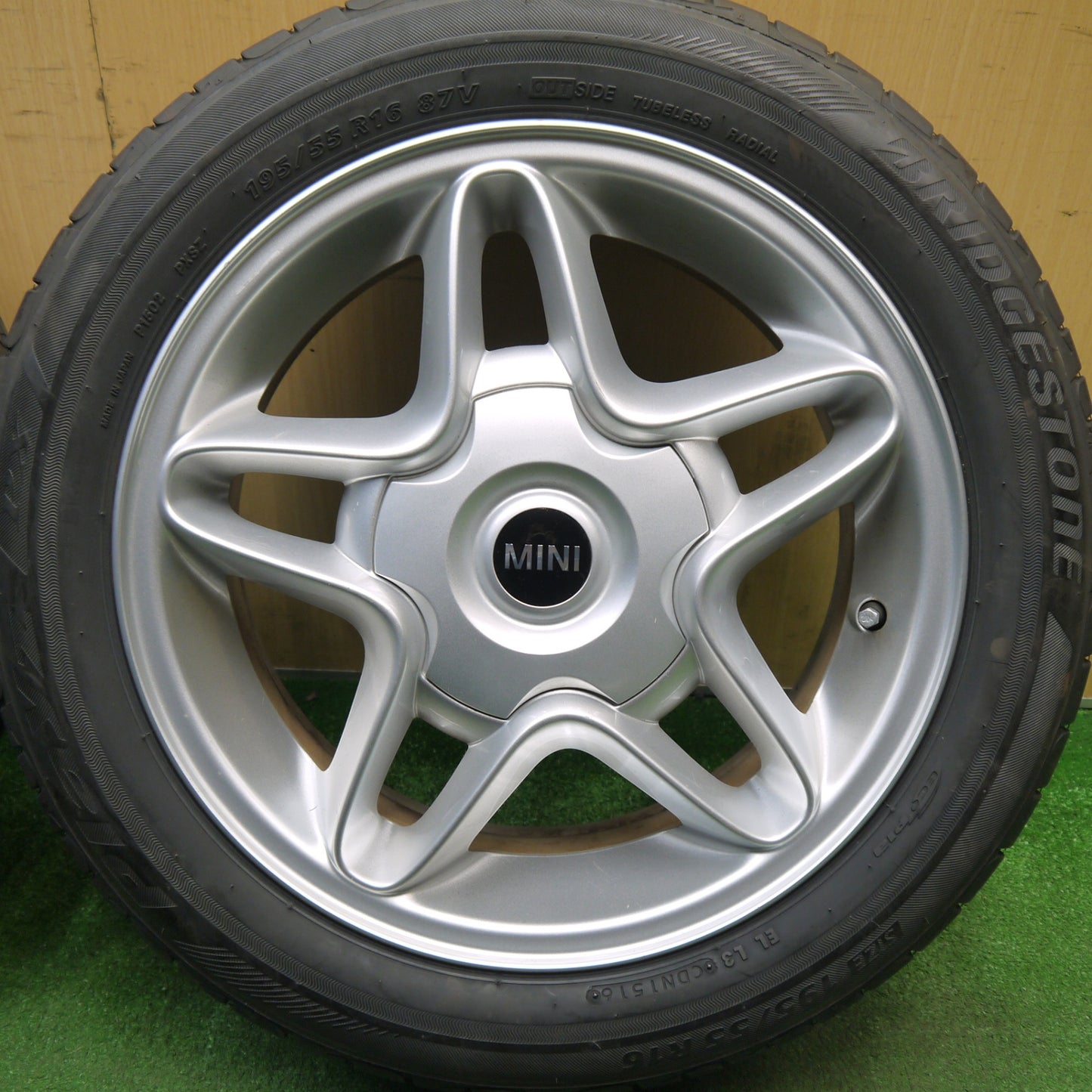 バリ溝！9.5分以上★MINI ミニ クーパー S R55 R56 純正 195/55R16 ブリヂストン プレイズ PX 16インチ PCD100/4H★6012703Hノ