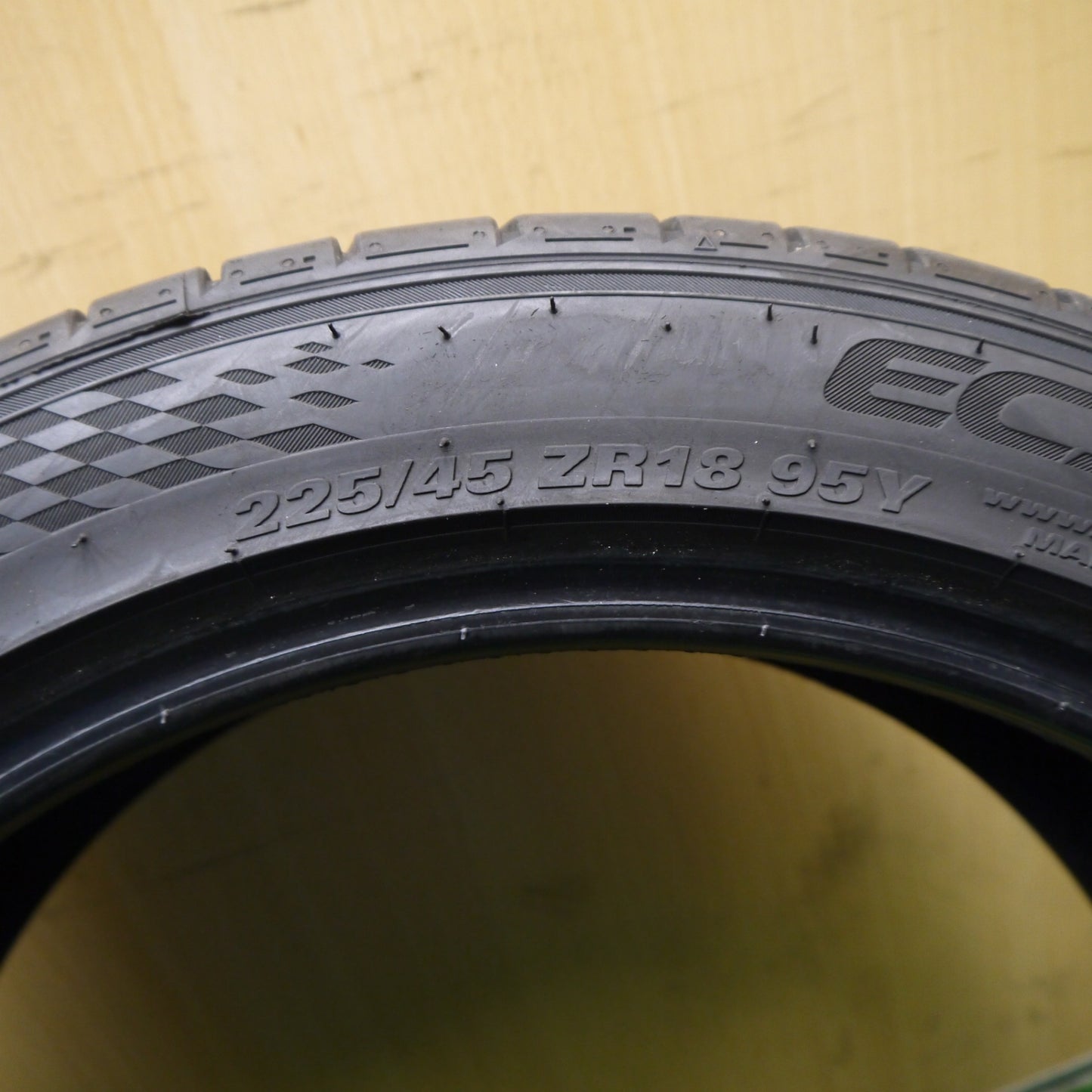 バリ溝！25年！9.5分以上！2本★225/45R18 クムホ エクスタ PS71 ECSTA タイヤ 18インチ クラウン プリウスα リーフ 等★6012806Hノタ
