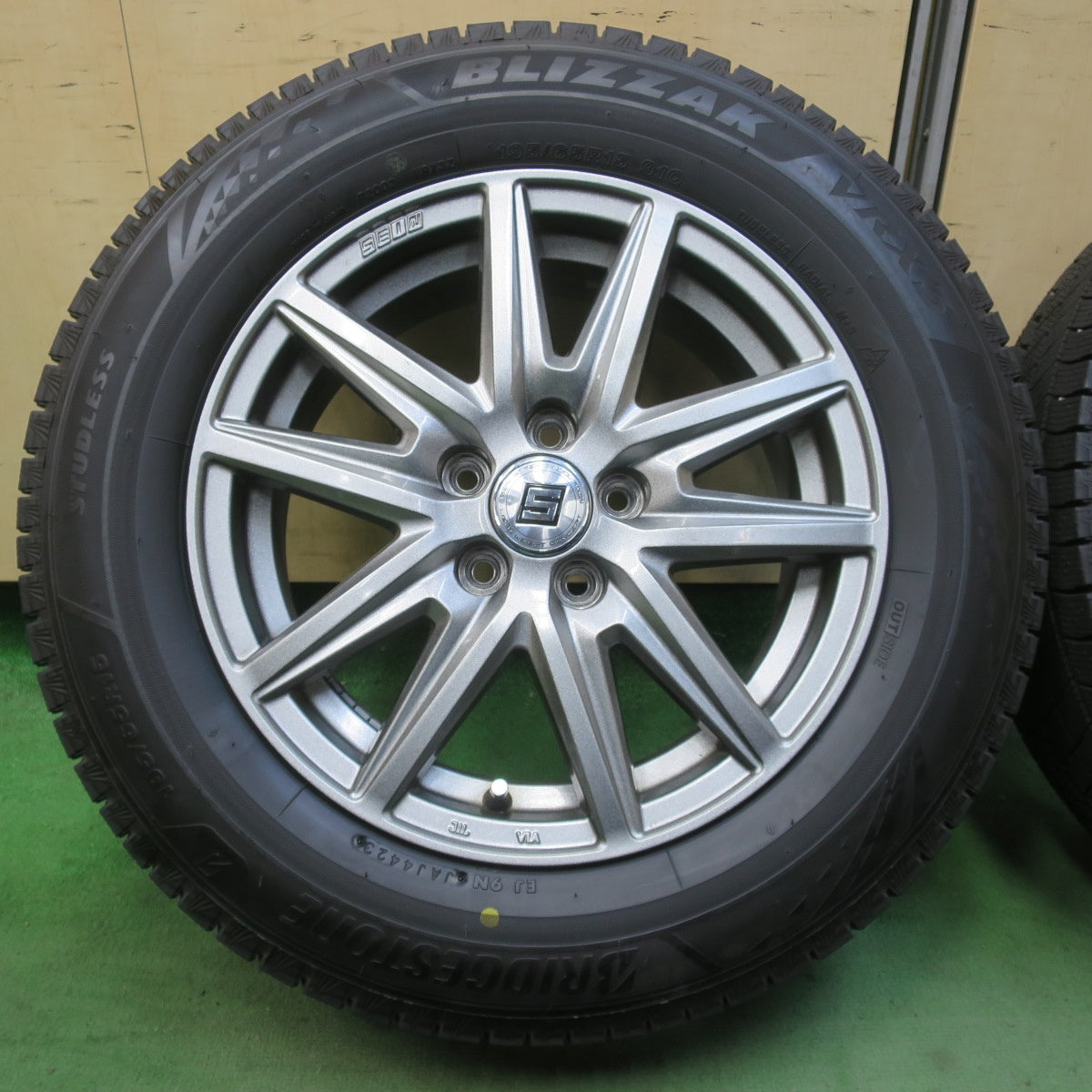 バリ溝！23年！キレイ！9.5分以上★プリウス 等 195/65R15 スタッドレス ブリヂストン ブリザック VRX3 SEIN SS ザイン 15インチ PCD100/5H★6033107イス