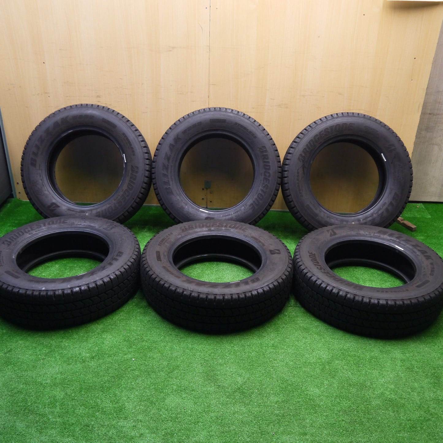 バリ溝！24年！9.5分以上！6本★トラック タイヤ 205/70R16 111/109N スタッドレス ブリヂストン ブリザック W989 16インチ★5101402Hスタ