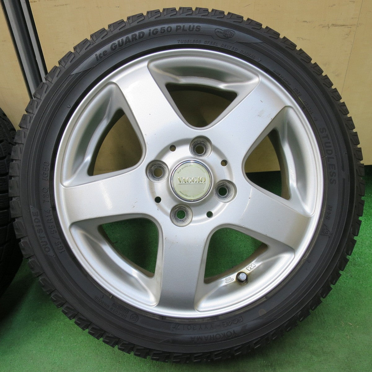 [送料無料] バリ溝！8.5分★スタッドレス 165/55R14 ヨコハマ アイスガード iG50 プラス VAGGIO 14インチ 軽自動車 ワゴンR ムーヴ 等 PCD100/4H★5033102イス