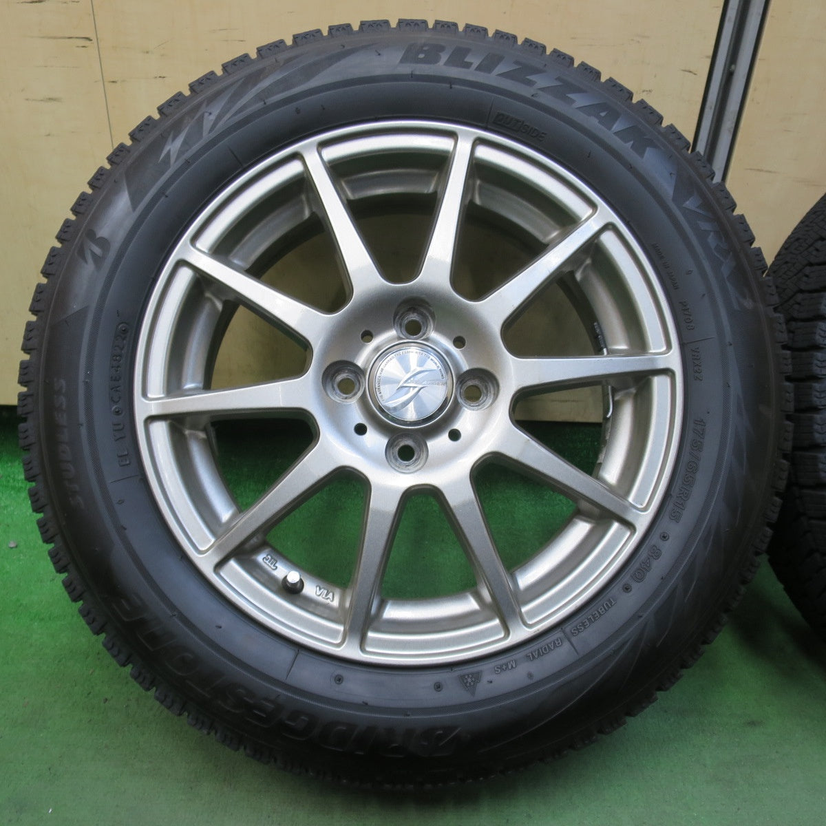 バリ溝！22年！8.5分★スタッドレス 175/65R15 ブリヂストン ブリザック VRX2 STRANGER ストレンジャー 15インチ PCD100/4H★5102409イス