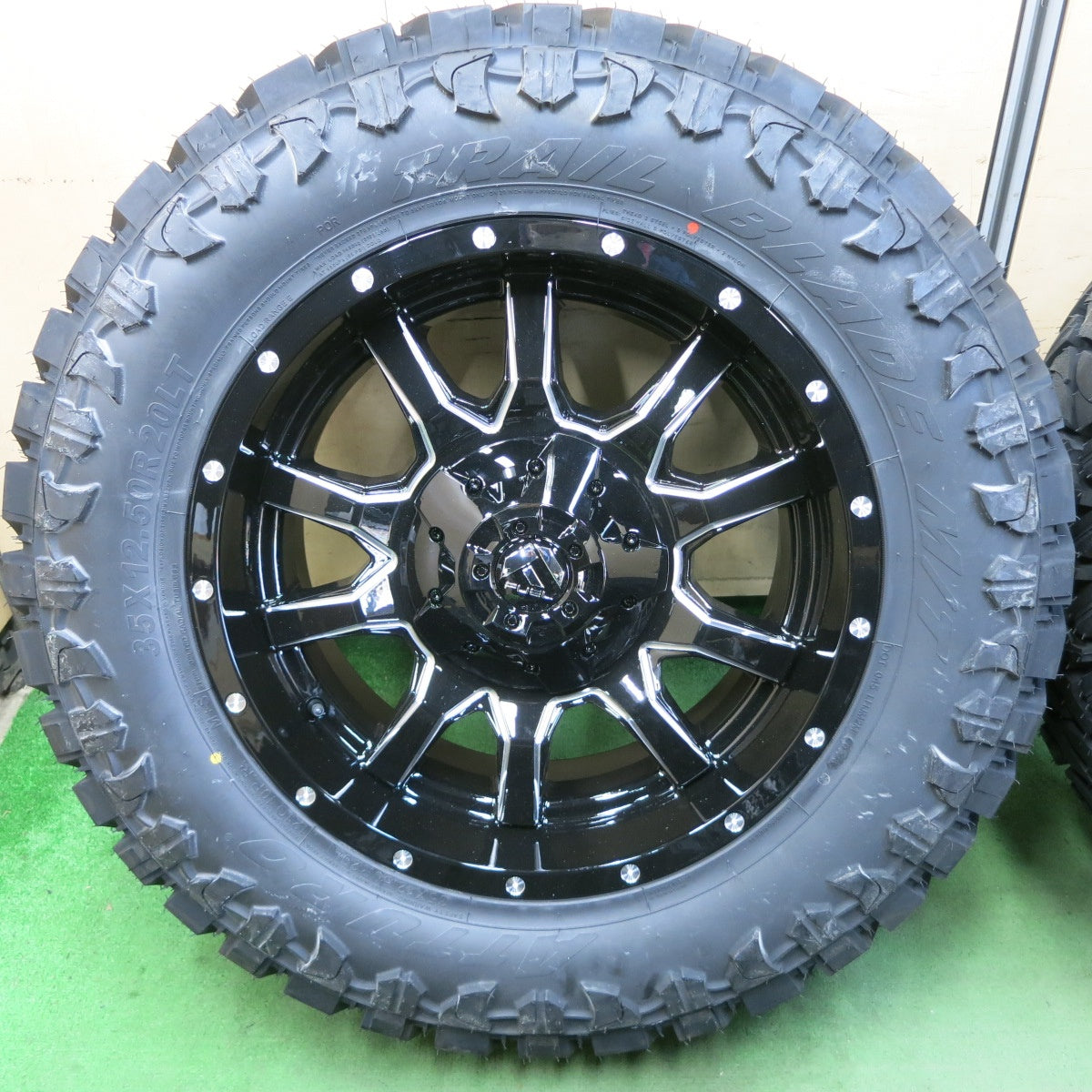 未使用！23年★ハマー 等 FUEL Offroad D627 Vandal 35×12.50R20 120Q 10PR ATTURO TRAIL BLADE M/T フューエル オフロード PCD165.1/8H★5041901ナノ