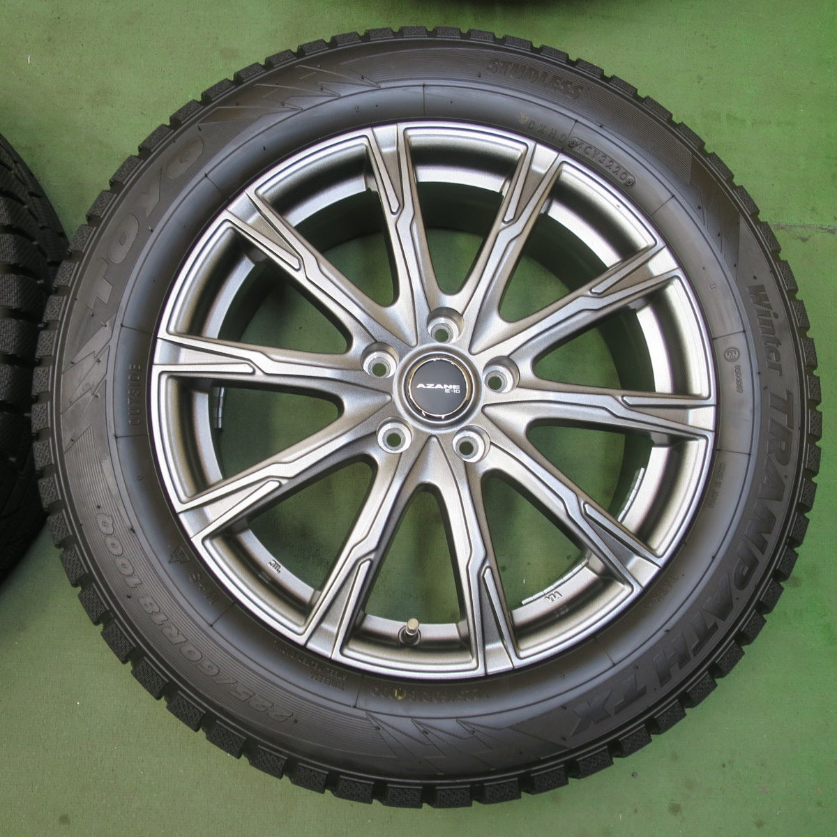 バリ溝！キレイ！9.5分★スタッドレス 225/60R18 トーヨー ウインター トランパス TX AZANE E-10 アザーネ 18インチ PCD114.3/5H★6041501イス