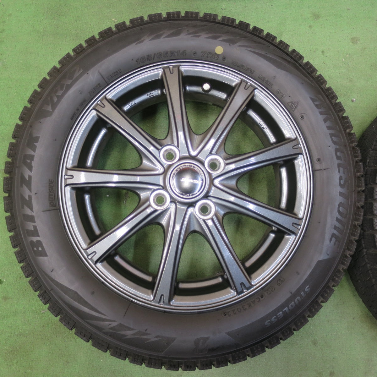バリ溝！22年！キレイ！9分★スタッドレス 165/65R14 ブリヂストン ブリザック VRX2 QRASIZ VS9 KOSEI 14インチ ソリオ ハスラー 等 PCD100/4H★6021708イス