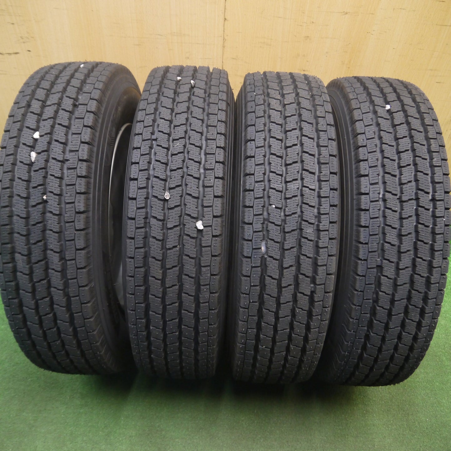 送料無料] タイヤほぼ未使用！22年！キレイ☆スタッドレス 165/80R14 