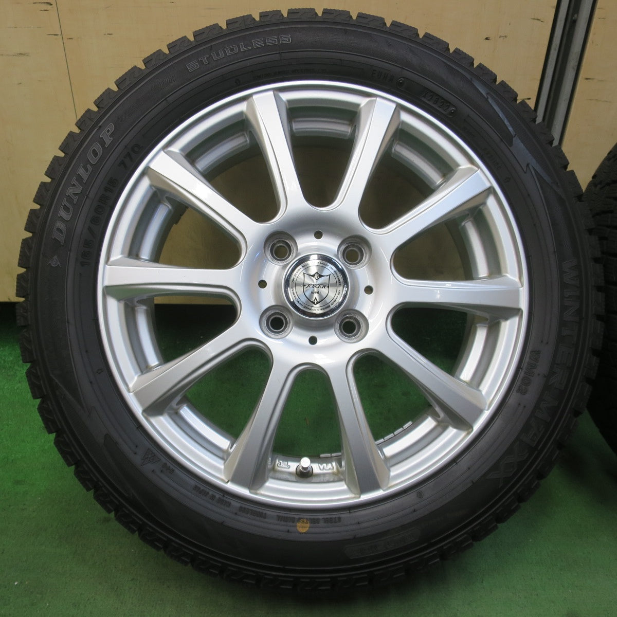 バリ溝！22年！9.5分以上★スタッドレス 165/60R15 ダンロップ ウインターマックス WM02 JOKER ジョーカー 15インチ ハスラー ソリオ 等 PCD100/4H★6021311イス
