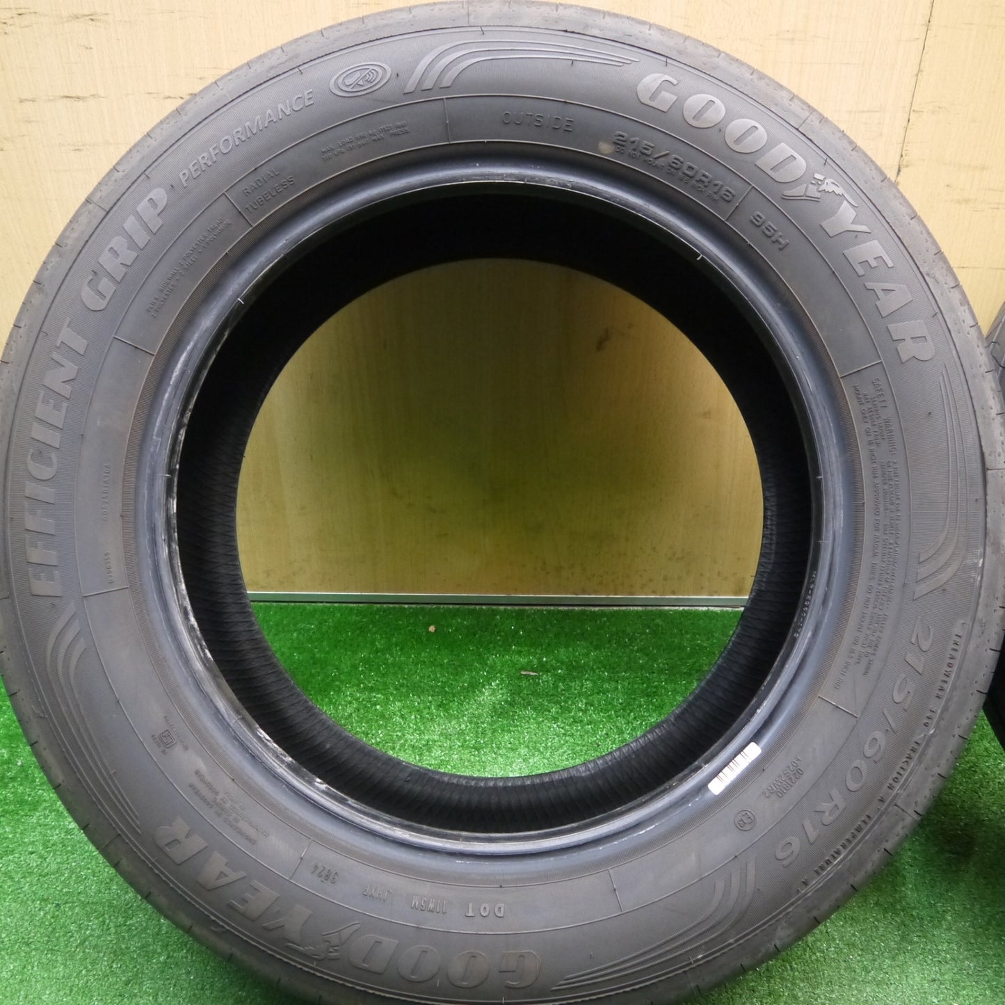 バリ溝！24年！9.5分★215/60R16 グッドイヤー EFFICIENT GRIP PERFORMANCE タイヤ 16インチ クラウン カムリ ヴェゼル WR-V 等★5121907Hノタ