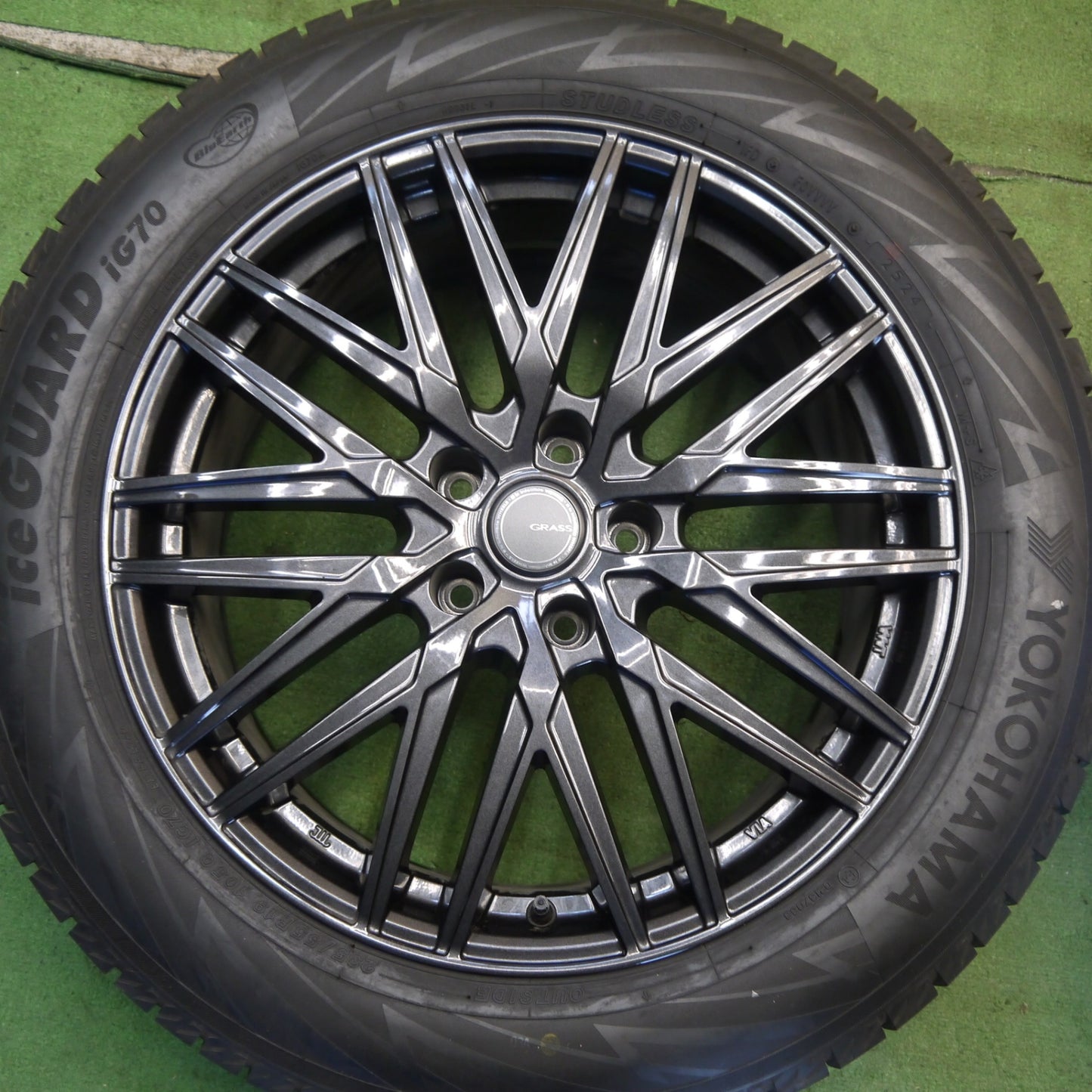 バリ溝！24年！キレイ！9.5分以上◎クラウンセダン 等 235/55R19 スタッドレス ヨコハマ アイスガード iG70 GRASS グラス 19インチ PCD120/5H◎6063004Hス