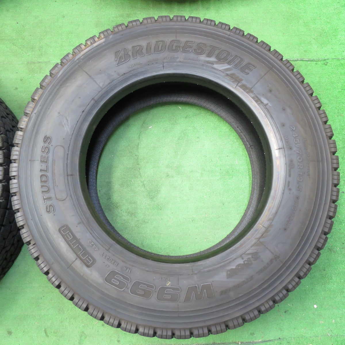 *送料無料*バリ溝！23年！9.5分★トラック タイヤ 245/70R19.5 136/134J スタッドレス ブリヂストン W999 19.5インチ★4080206イスタ