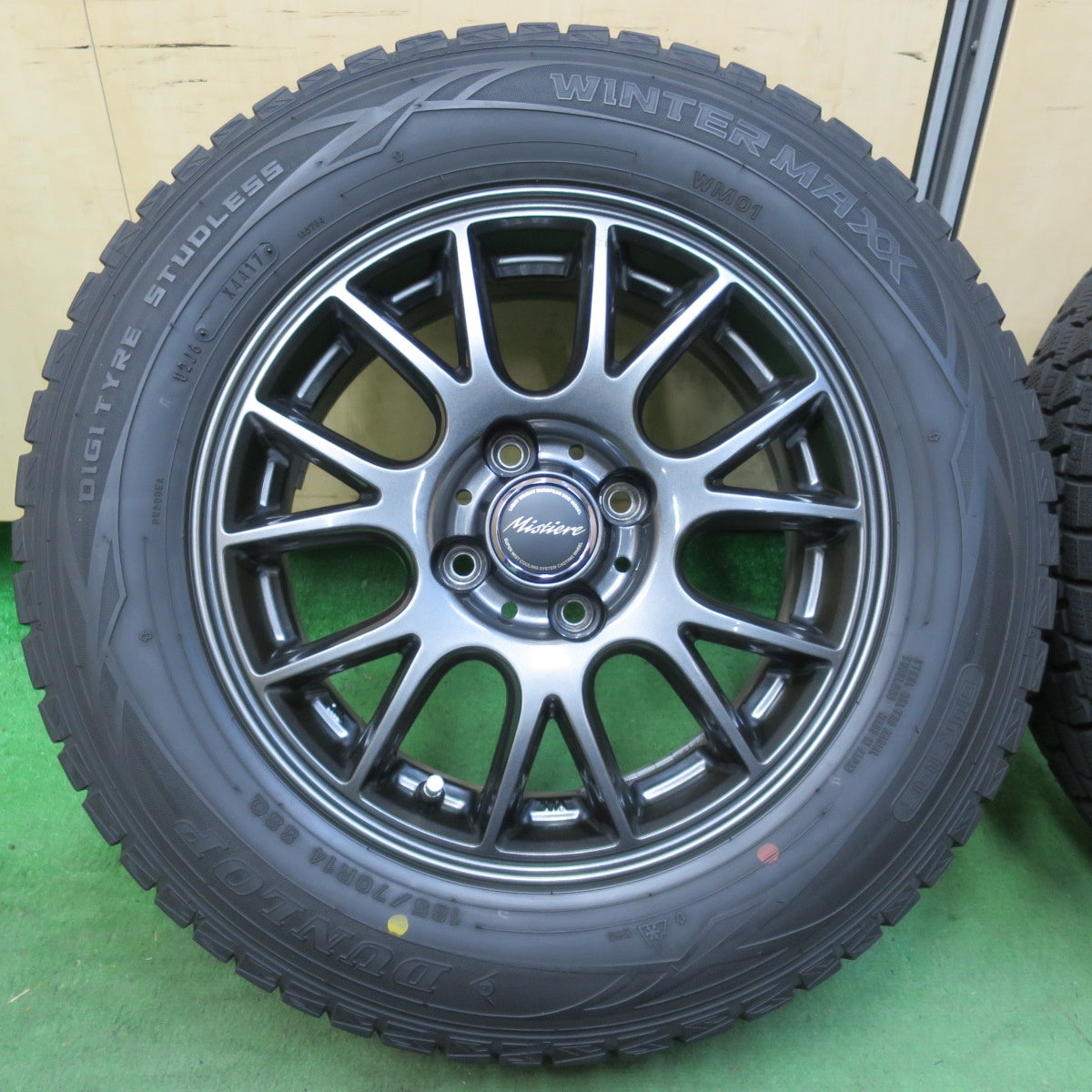[送料無料] バリ溝！キレイ！ほぼ10分★スタッドレス 185/70R14 ダンロップ ウインターマックス WM01 Mistiere ミスティーレ 14インチ PCD100/4H★5021503イス
