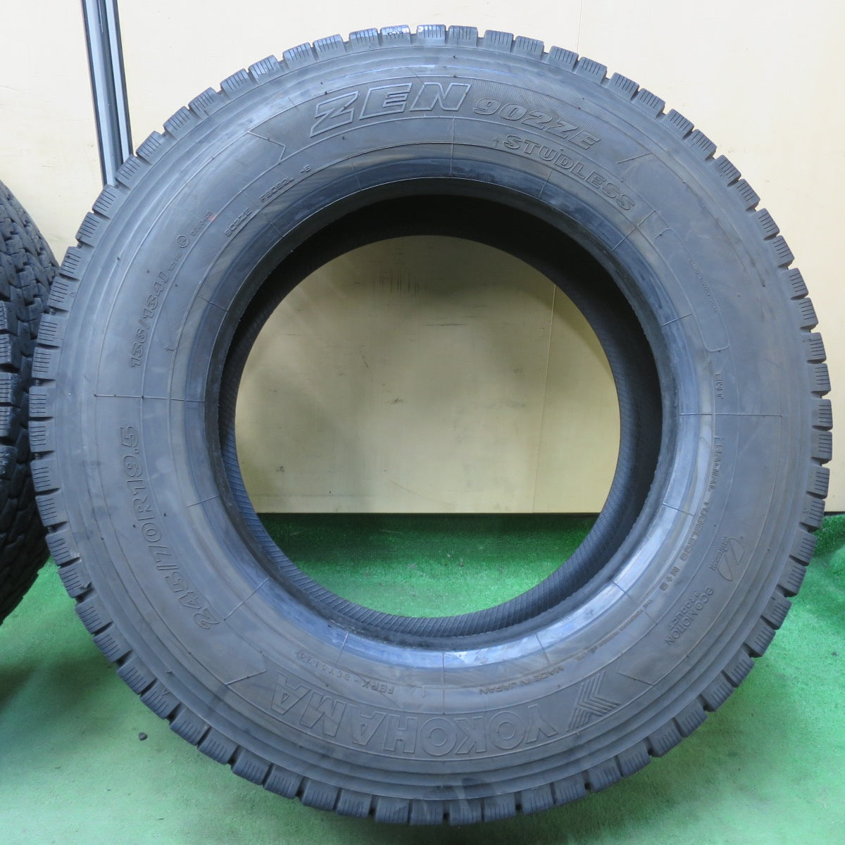 バリ溝！24年！9分★トラック タイヤ 245/70R19.5 136/134J スタッドレス ヨコハマ ZEN 902ZE 19.5インチ★5122013イスタ