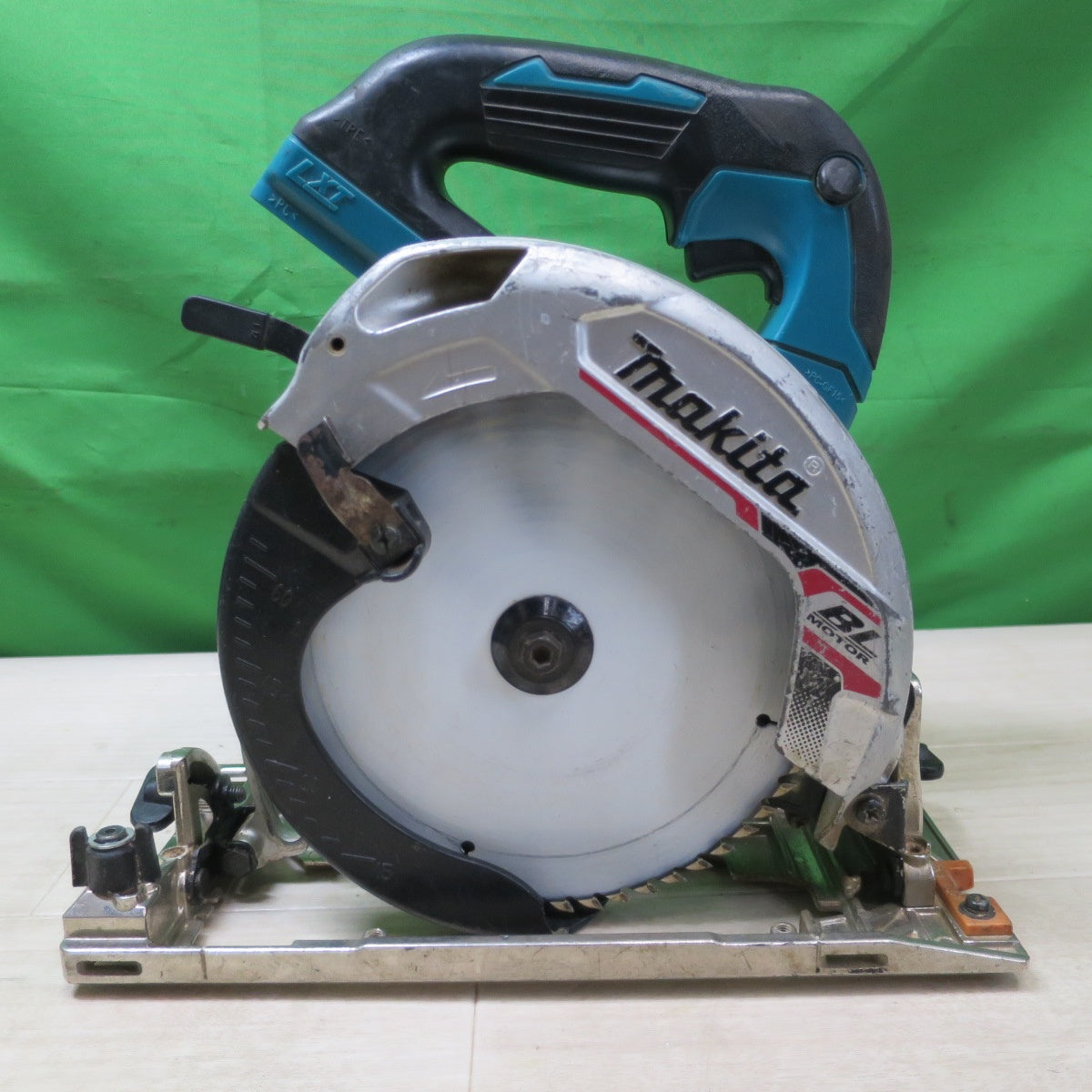 [送料無料] ☆マキタ 165mm 充電式 マルノコ 18V HS631D 丸ノコ 丸鋸 木工 切断 電動 工具 makita☆