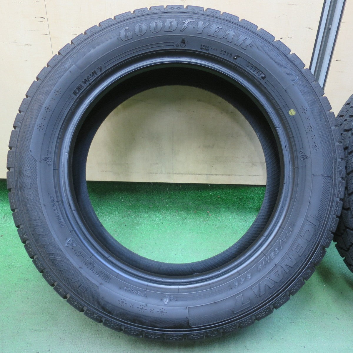 バリ溝！23年！9分★スタッドレス 175/65R15 グッドイヤー アイスナビ7 タイヤ 15インチ スイフト アクア ヴィッツ カローラフィールダー フィット 等★6061804イスタ