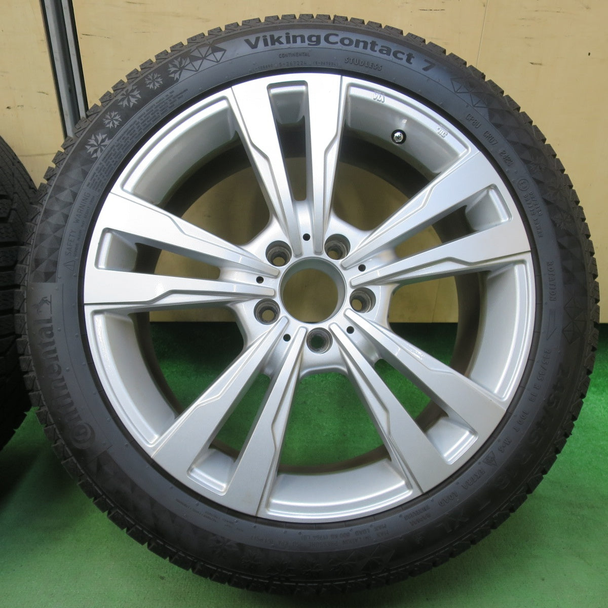 バリ溝！23年！キレイ！9.5分以上★ベンツ 等 EURO FORSCH H793 245/45R18 スタッドレス コンチネンタル バイキングコンタクト7 ユーロフォルシュ 18インチ PCD112/5H★5101701イス