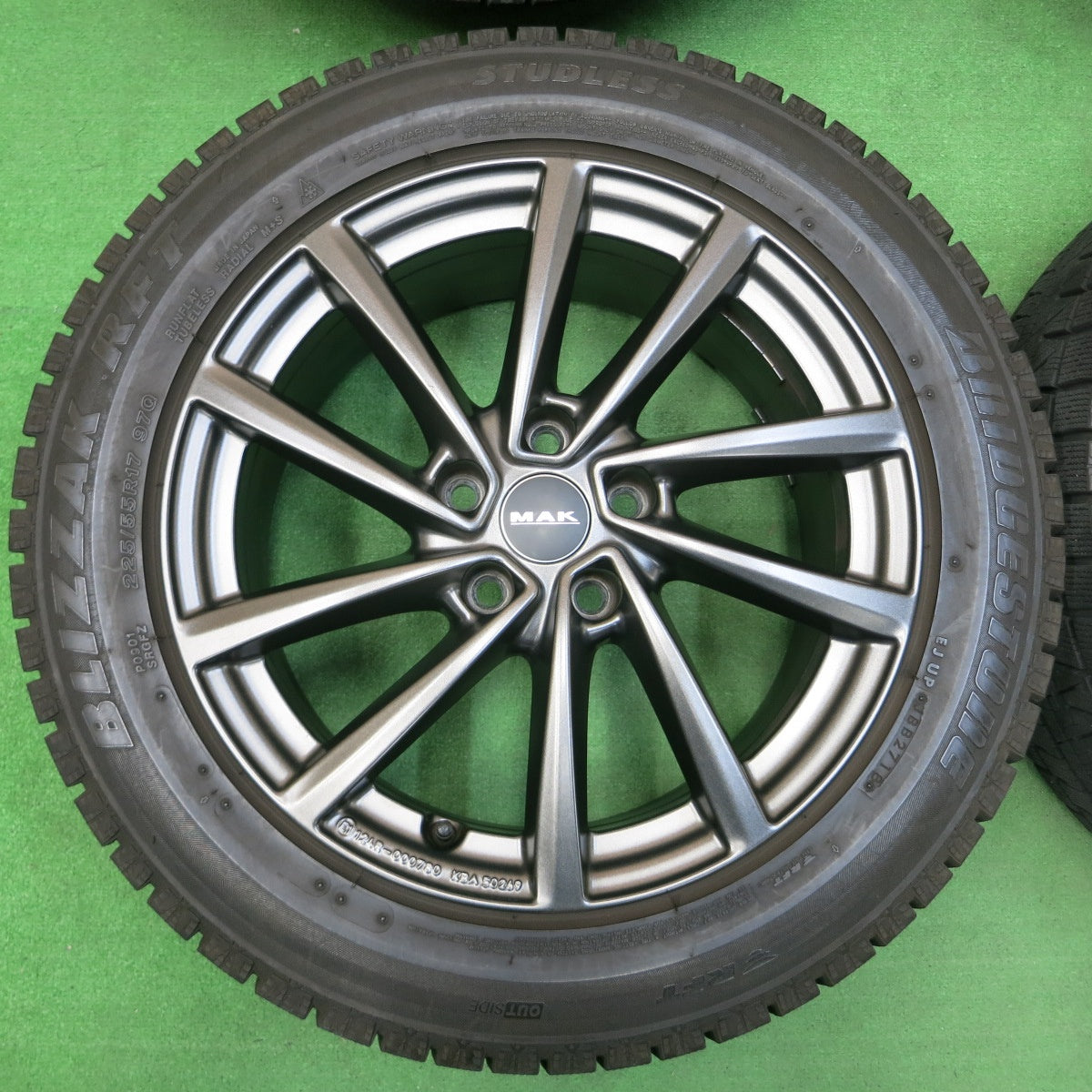 *送料無料* バリ溝！キレイ！9.5分★ベンツ等 BORBET TYPE V MAK 225/55R17 スタッドレス ブリヂストン ブリザック RFT ボルベット PCD112/5H★4041310イス