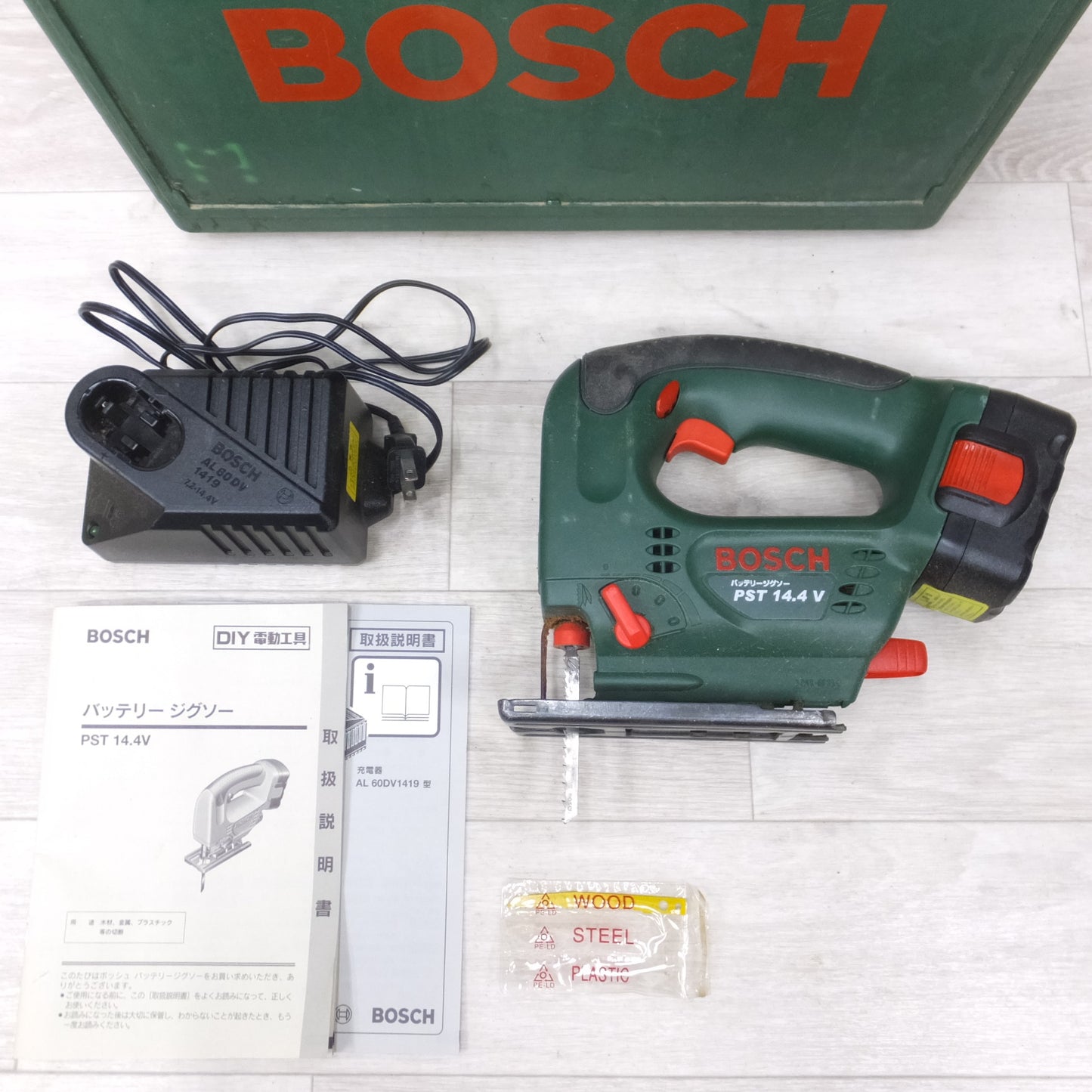 [送料無料] ◆ボッシュ BOSCH バッテリー ジグソー PST 14.4V ケース 充電器 付き 切断機 電気 のこぎり 木工 電動 工具◆