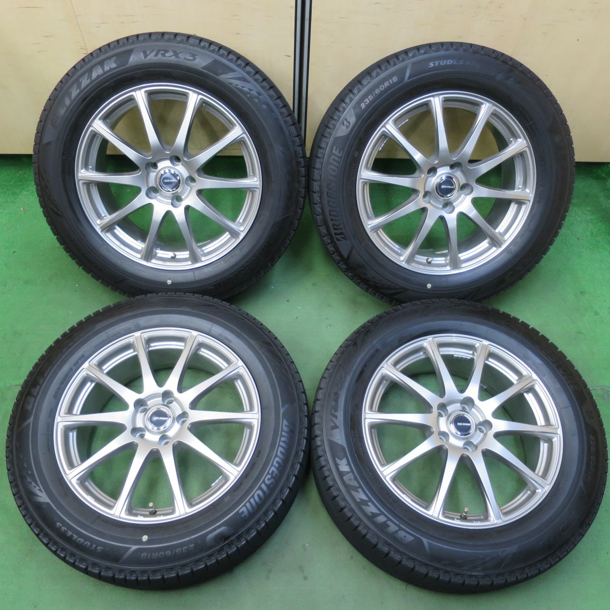 バリ溝！22年！キレイ！9.5分★スタッドレス 235/60R18 ブリヂストン ブリザック VRX3 ECO FORME エコフォルム 18インチ PCD114.3/5H★5063011イス