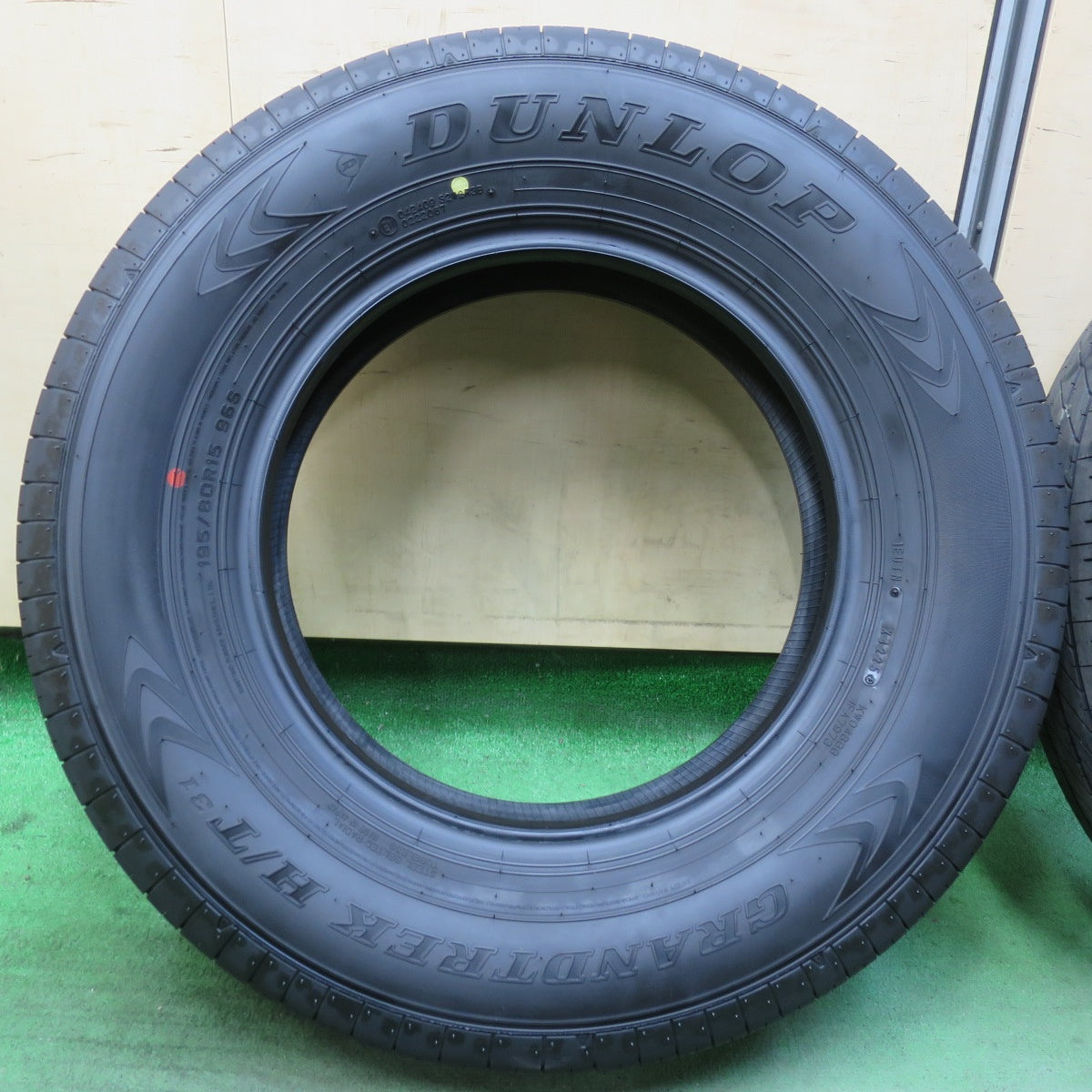 新車外し！25年★195/80R15 ダンロップ グラントレック H/T 31 タイヤ 15インチ ハイエース ジムニー シエラ 等★5122209イノタ