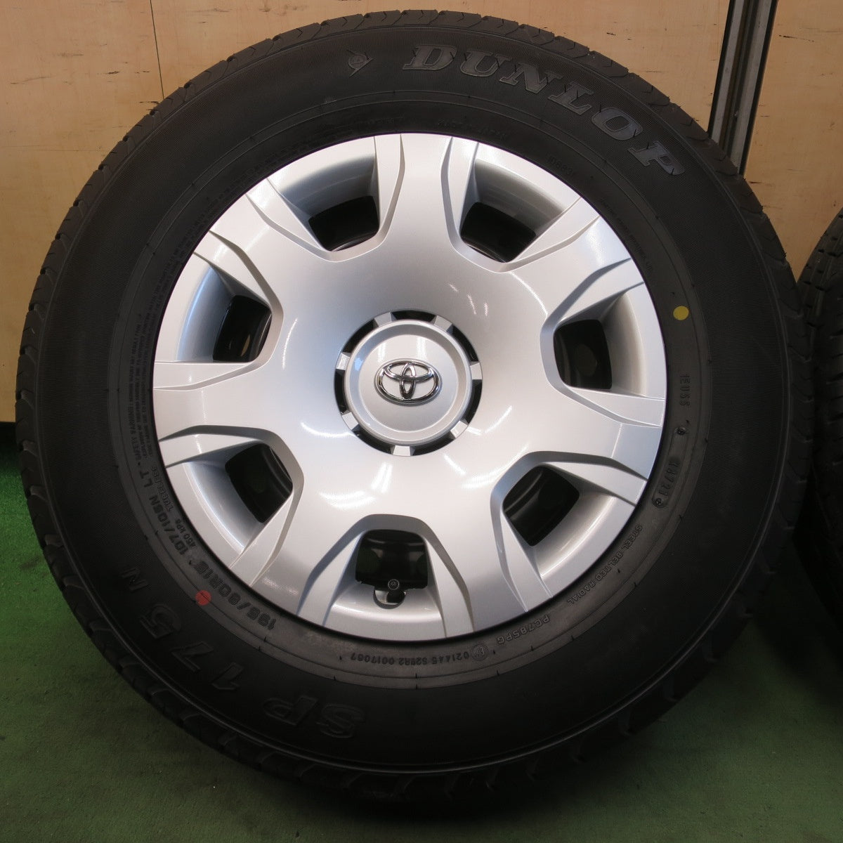 新車外し★トヨタ 200系 ハイエース 純正 スチール 195/80R15 107/105N ダンロップ SP175N 15インチ PCD139.7/6H★6050515イノ