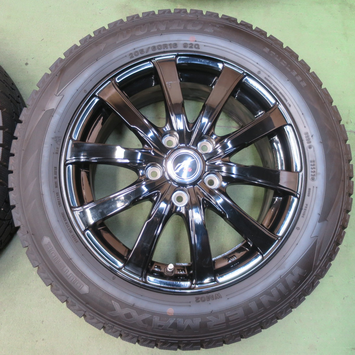 ほぼ未使用！22年！キレイ◎スタッドレス 205/60R16 ダンロップ ウインターマックス WM02 Fang ファング 16インチ PCD114.3/5H◎6071302イス