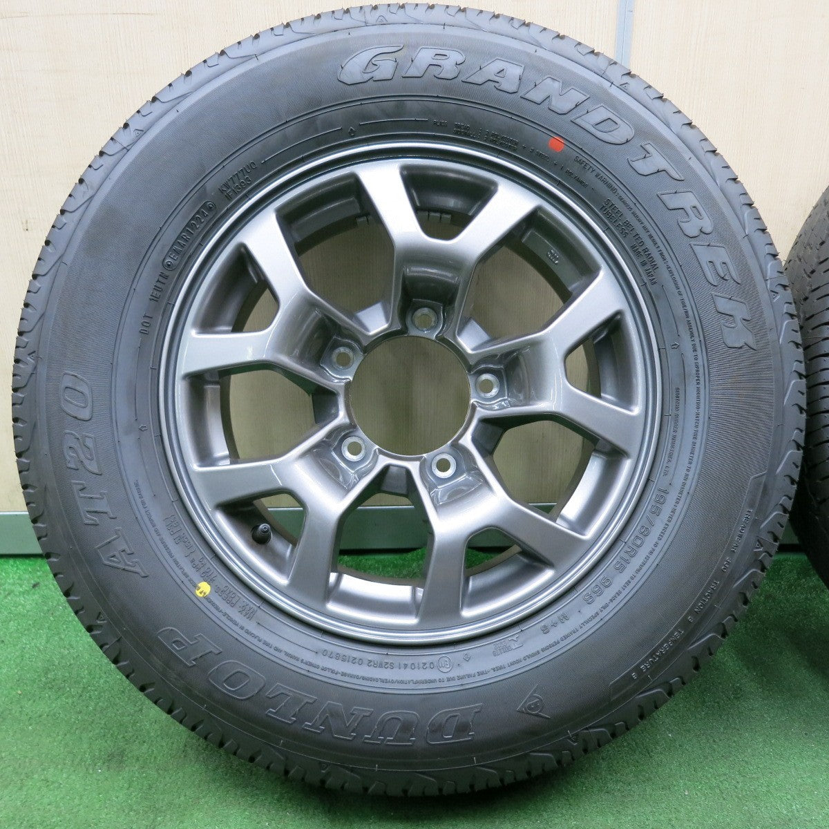 *送料無料* 新車外し！24年★スズキ ジムニー シエラ 純正 195/80R15 ダンロップ AT20 グラントレック 15インチ PCD139.7/5H★4061405NJノ