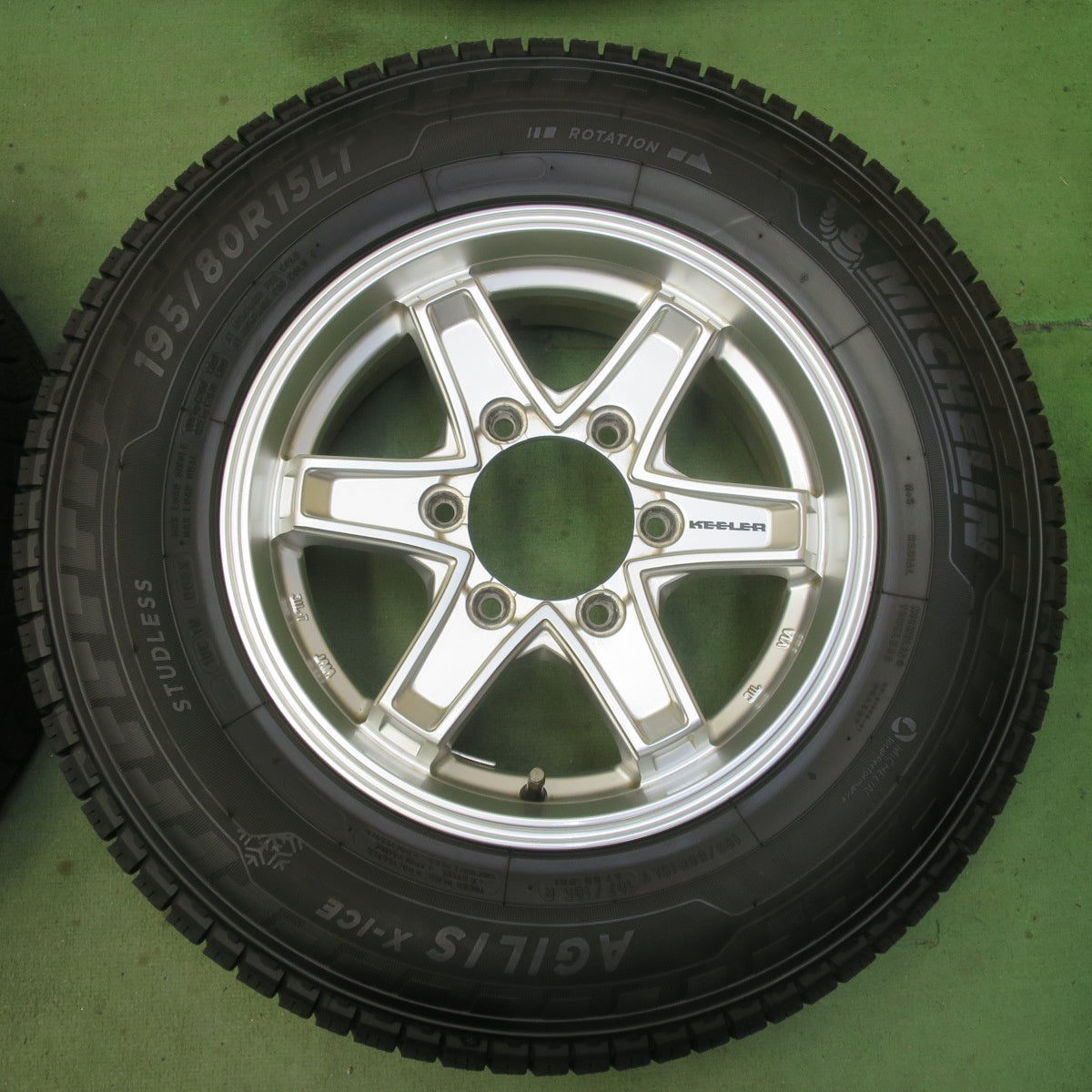 バリ溝！25年！キレイ！9.5分以上◎KEELER TACTICS 195/80R15 107/105R スタッドレス ミシュラン AGILIS X-ICE キーラー タクティクス 15インチ PCD139.7/6H◎6091903イス