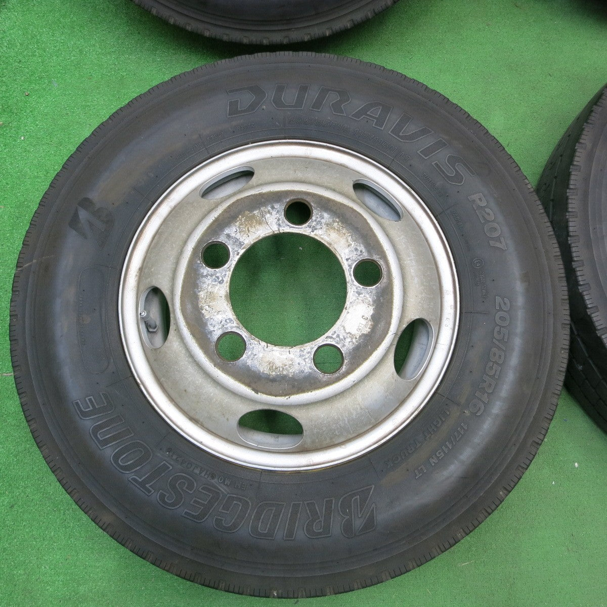 [送料無料] バリ溝！21年！8.5分★トラック タイヤ 205/85R16 117/115N ブリヂストン デュラビス R207 TOPY スチール ホイール 16インチ★4102801ナノ