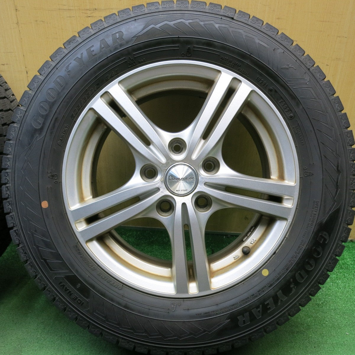 バリ溝！23年！9.5分以上◎スタッドレス 205/65R15 グッドイヤー アイスナビ8 WAREN ヴァーレン 15インチ PCD114.3/5H◎6081315HAス