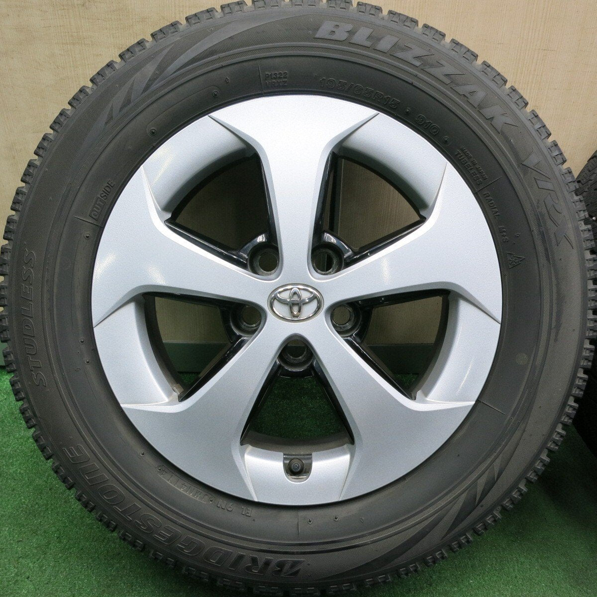 [送料無料] 4本価格★トヨタ 30系 プリウス 純正 195/65R15 スタッドレス ブリヂストン ブリザック VRX 15インチ PCD100/5H★4052701HAス