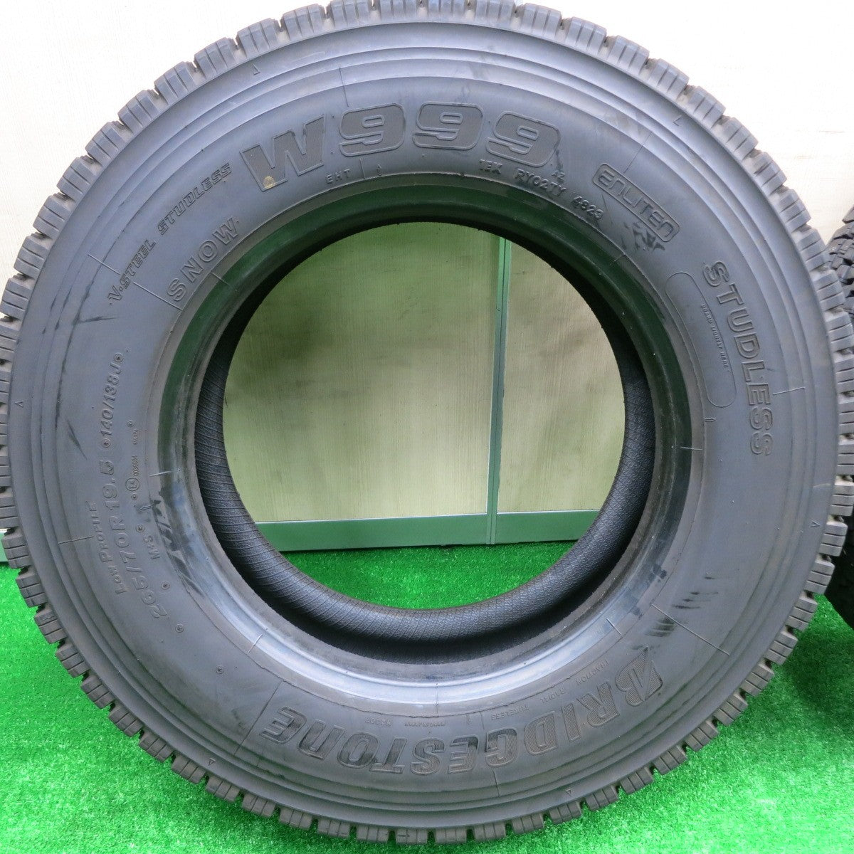 *送料無料* バリ溝！23年！9.5分★トラック タイヤ 265/70R19.5 140/138J スタッドレス ブリヂストン W999 19.5インチ★4072307HAスタ
