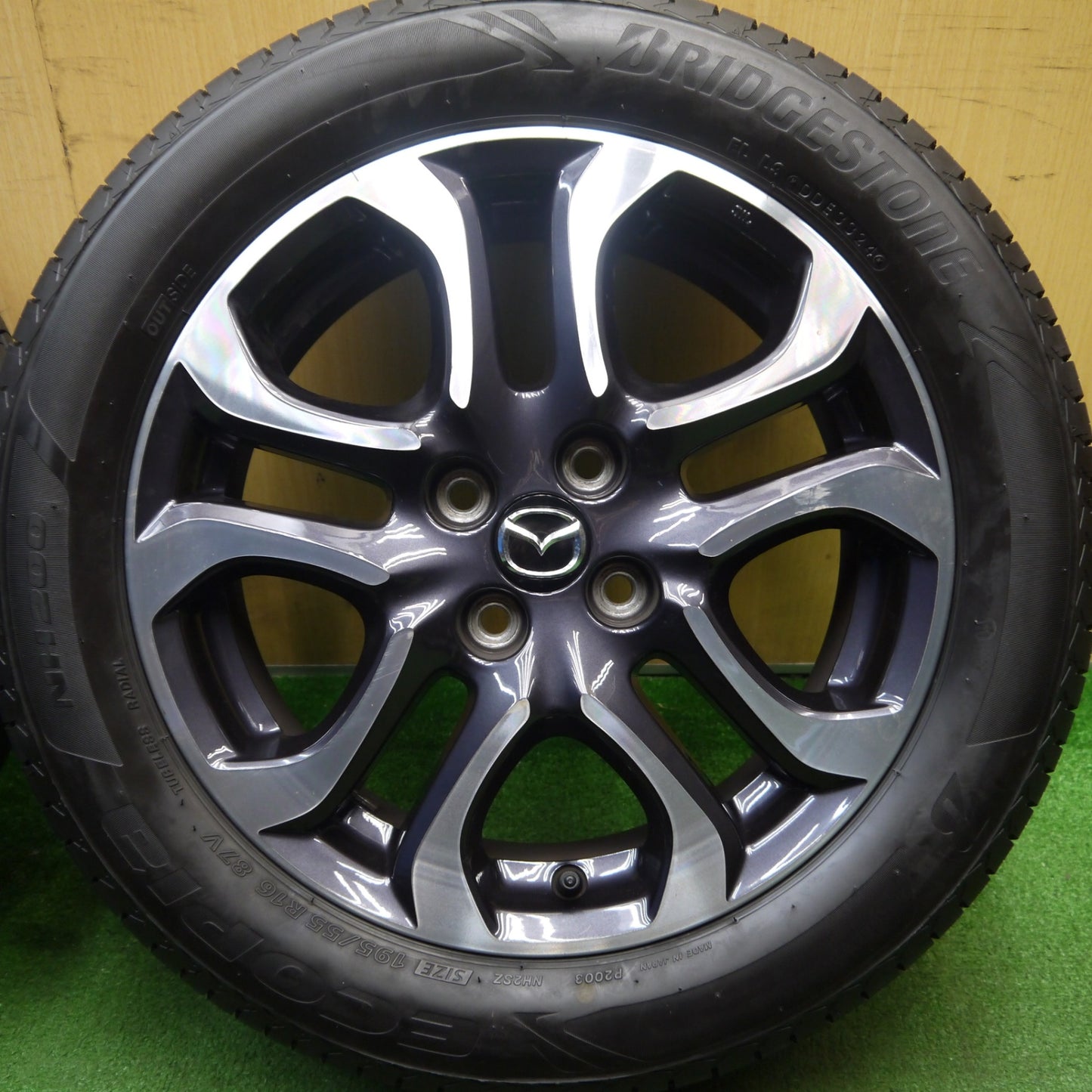[送料無料] バリ溝！24年！キレイ！9分★マツダ2 純正 195/55R16 ブリヂストン エコピア NH200 16インチ PCD100/4H★5032101Hノ