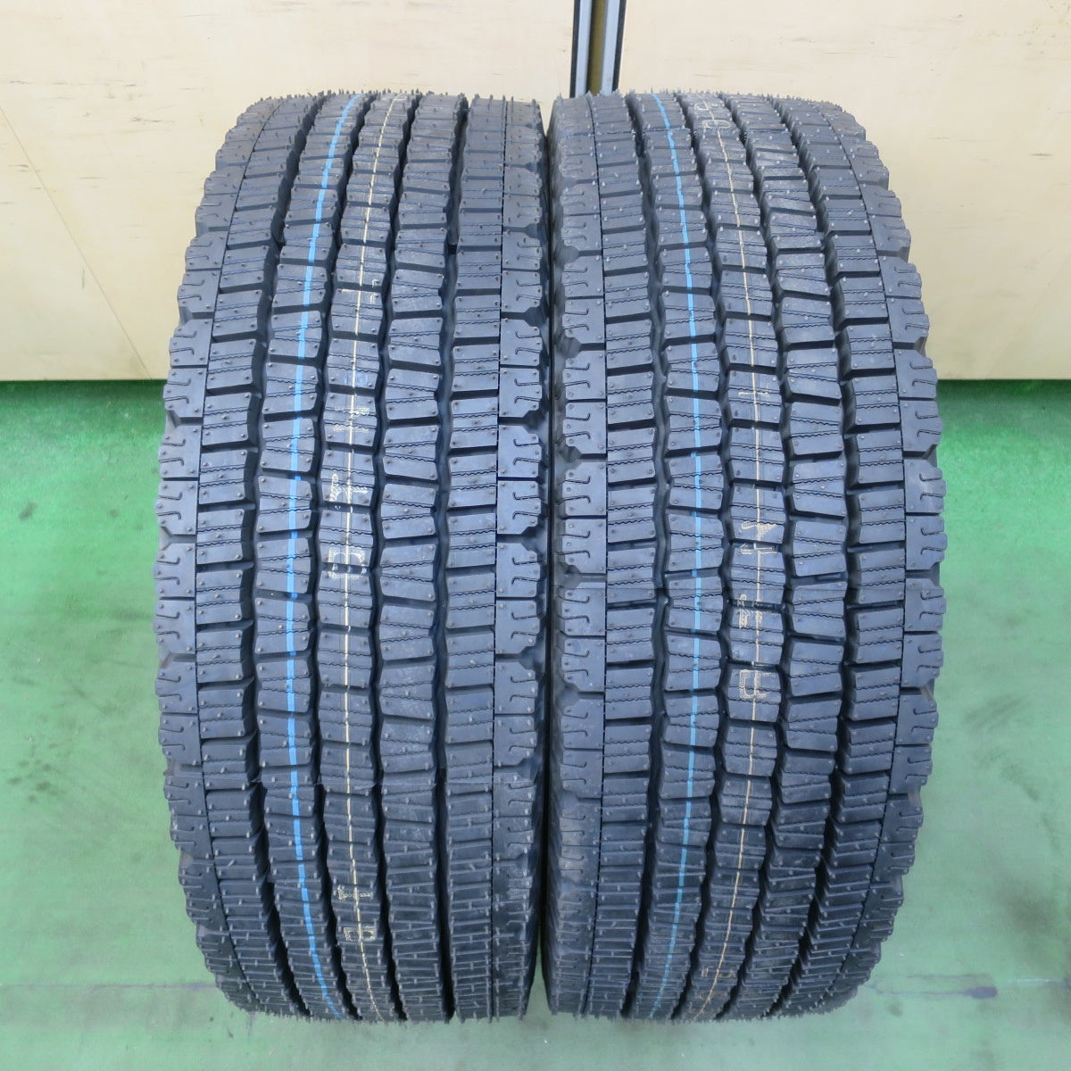 未使用！25年！2本★トラック タイヤ 245/70R19.5 136/134J スタッドレス ダンロップ デクテス SP081 DECTES 19.5インチ★6031107イスタ