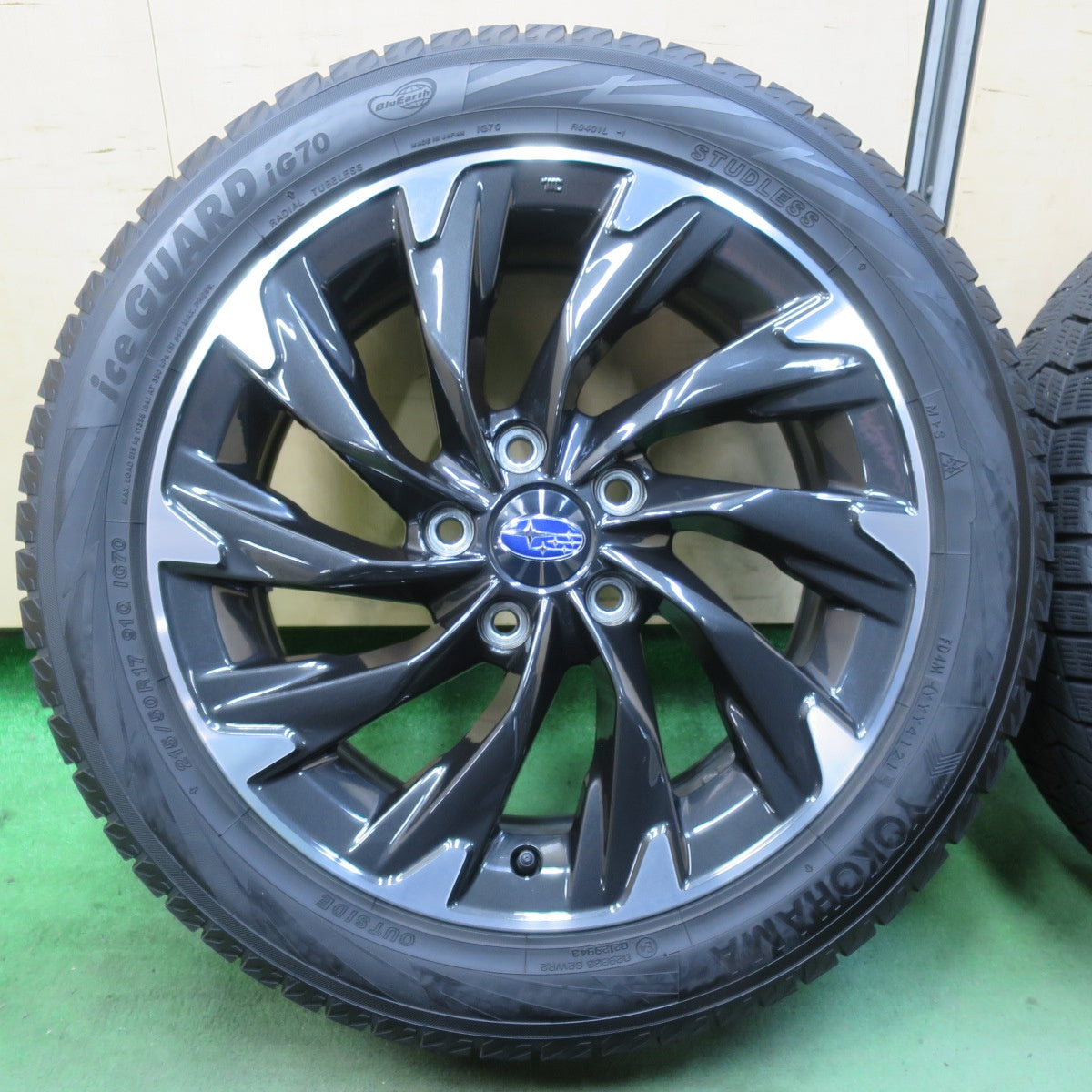バリ溝！21年！キレイ！9.5分★スバル VN 5 レヴォーグ 純正 215/50R17 スタッドレス ヨコハマ アイスガード iG70 17インチ PCD114.3/5H★5120607イス