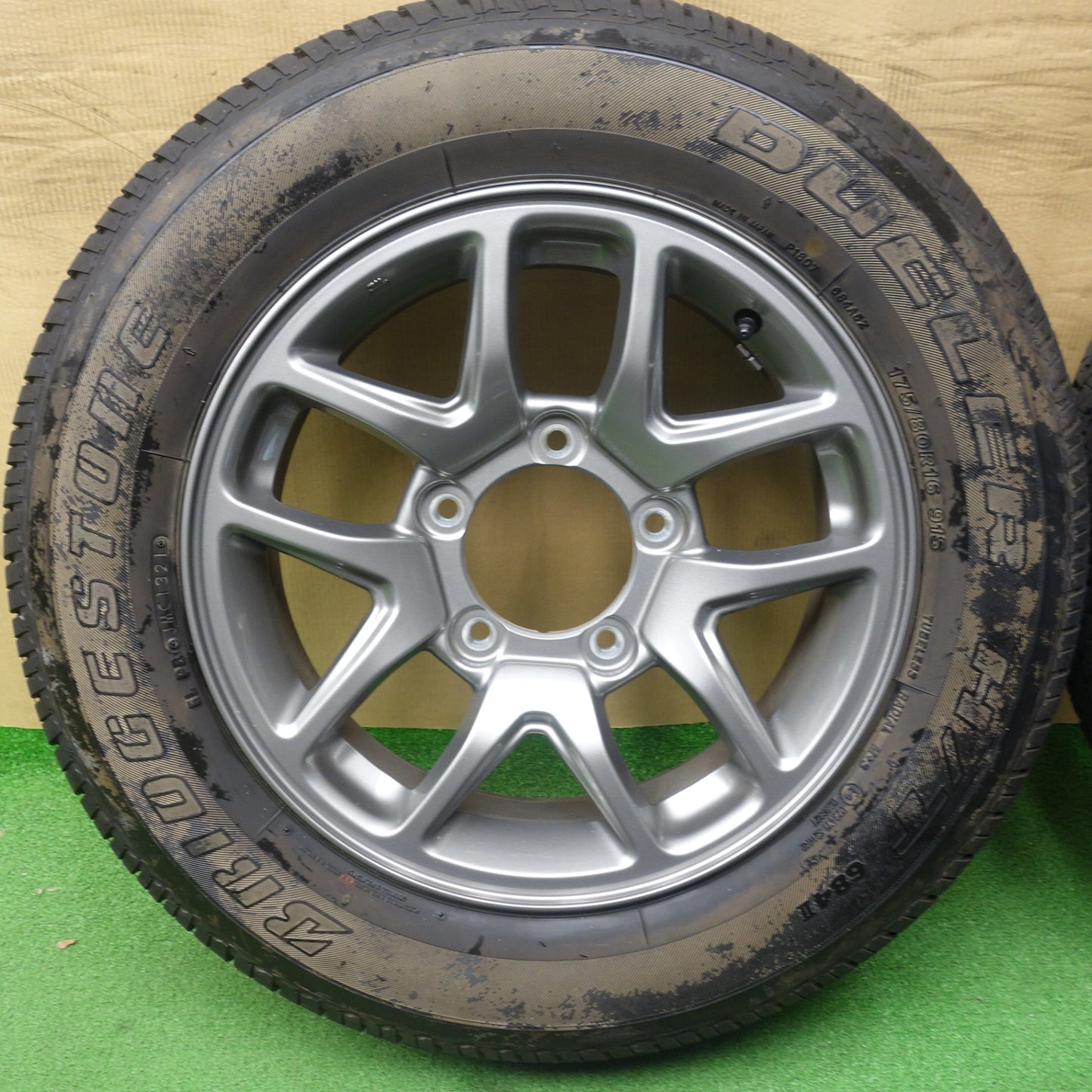 バリ溝！キレイ！9.5分◎スズキ JB64 W ジムニー 純正 175/80R16 ブリヂストン デューラー H/T 684Ⅱ DUELER 16インチ PCD139.7/5H◎6080302KTノ