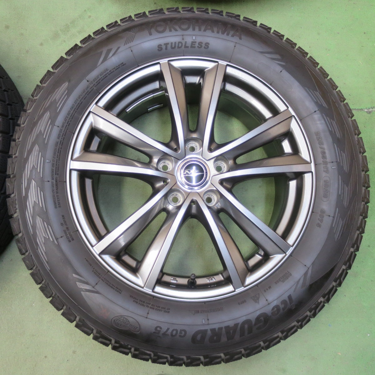バリ溝！キレイ！9.5分◎スタッドレス 225/65R17 ヨコハマ アイスガード G075 NIRVANA NV ニルヴァーナ ニルバーナ 17インチ PCD114.3/5H◎6092307イス