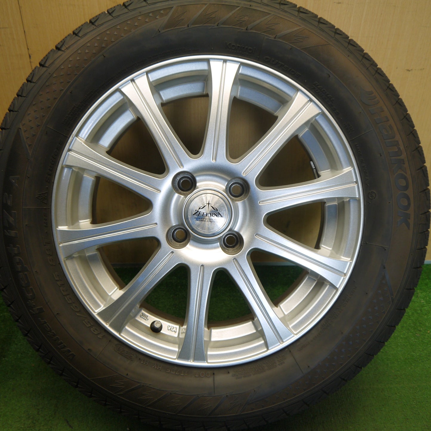 バリ溝！キレイ！ほぼ10分◎スタッドレス 185/65R15 ハンコック ウインター アイセプト IZ2A ZELERNA ゼラーナ 15インチ PCD100/4H◎6081704Hス