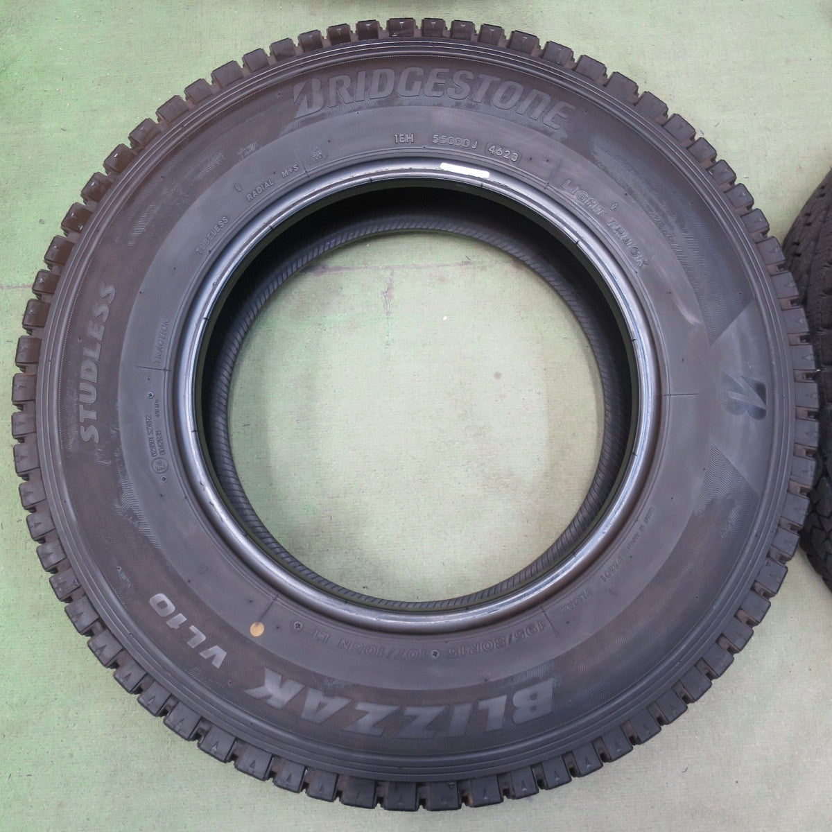 バリ溝！23年！9.5分◎スタッドレス 195/80R15 107/105N ブリヂストン ブリザック VL10 タイヤ 15インチ ハイエース キャラバン 等◎6101302イスタ